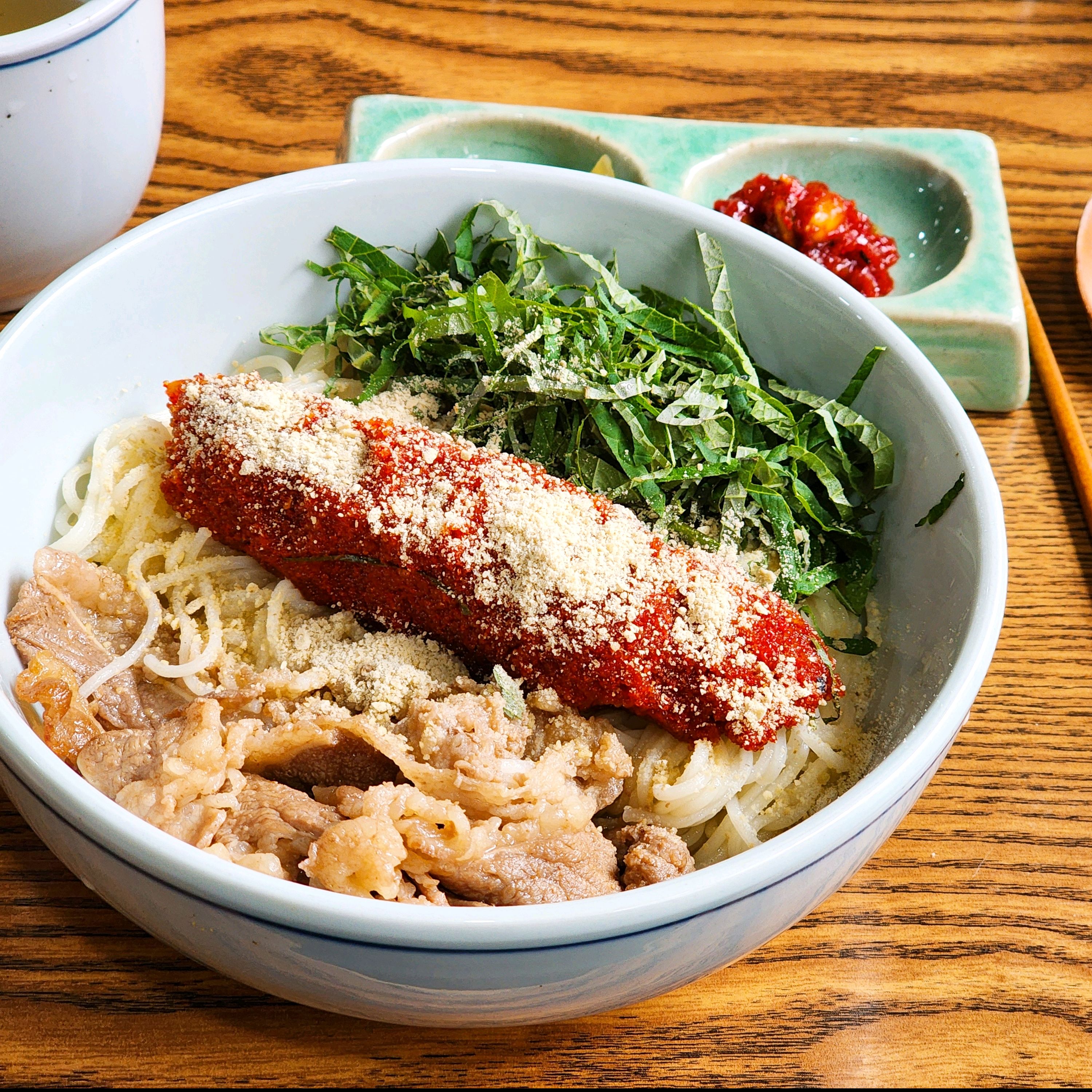 국수 비비면서 청어알이 엄청 많게 느껴져서 짤까 걱정했는데 슴슴하니 맛있었습니다. 삼치곤드
