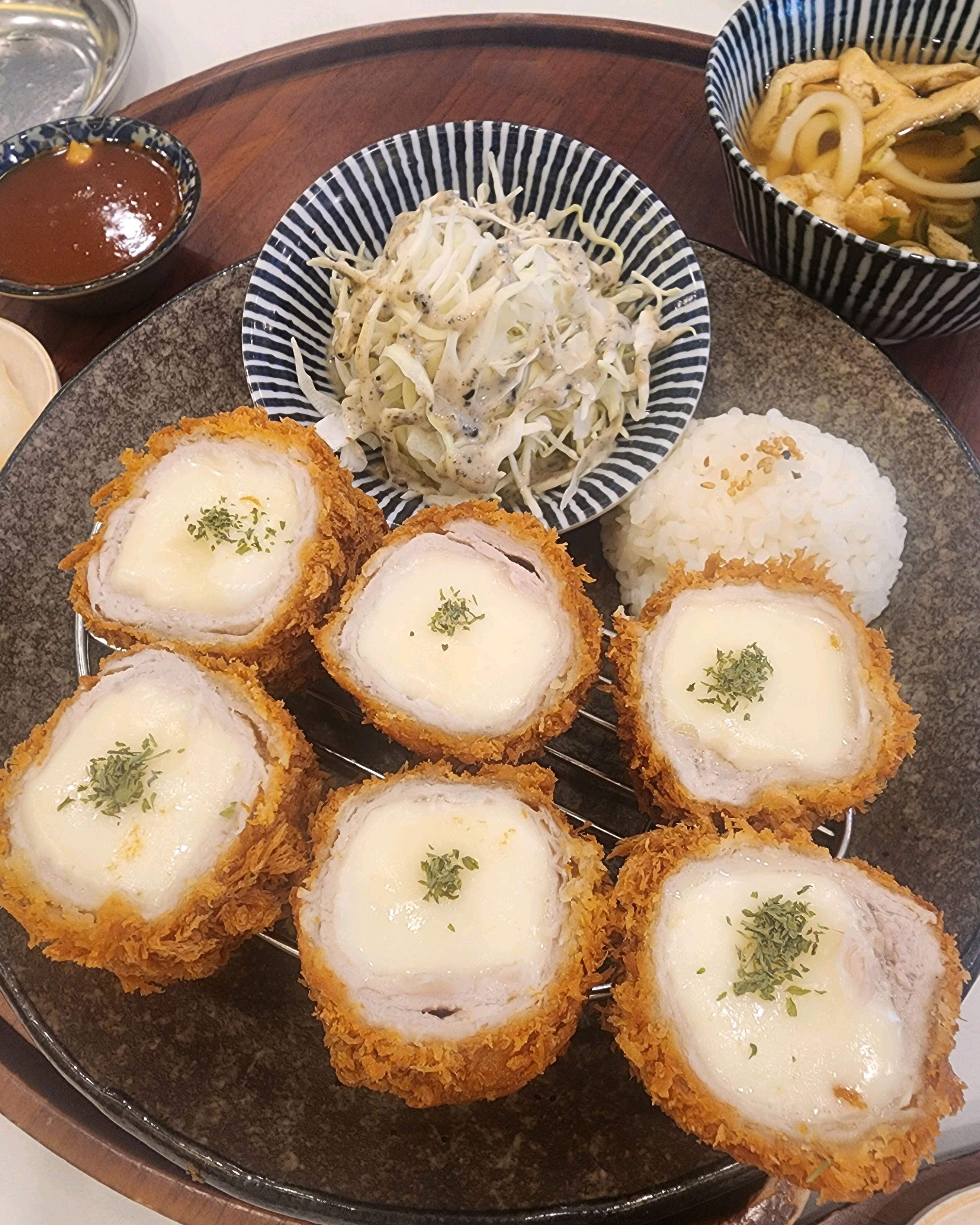 깔끔하고 맛있어서 아이와 자주 옵니다. 모짜치즈카츠 정말 맛있어요~ - 옥길동 맛집 백소정 부천옥길점
