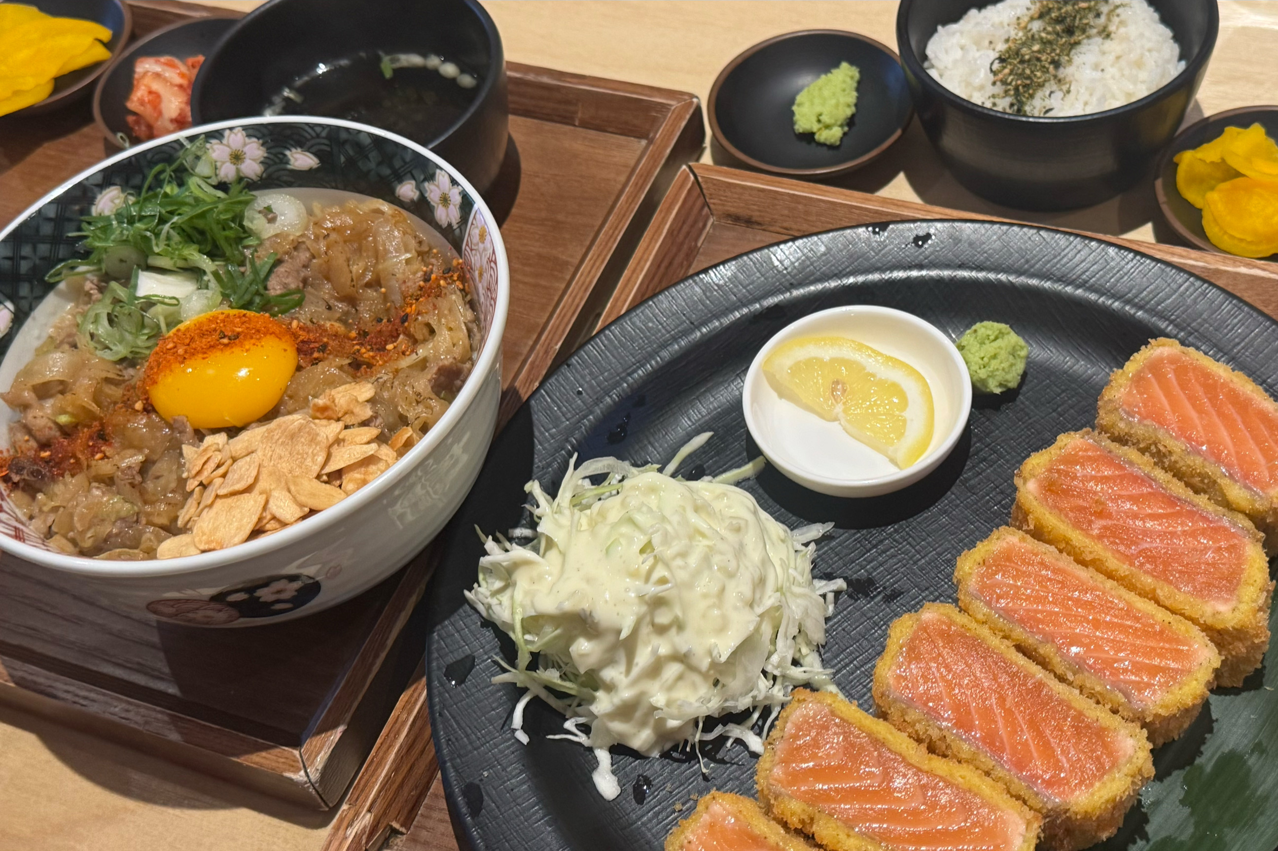 통연어 좋아하시는 분들은 무조건 좋아할 거 같아요 ㅎㅎ 규동도 맛있었어요😋😋 그리고 직원