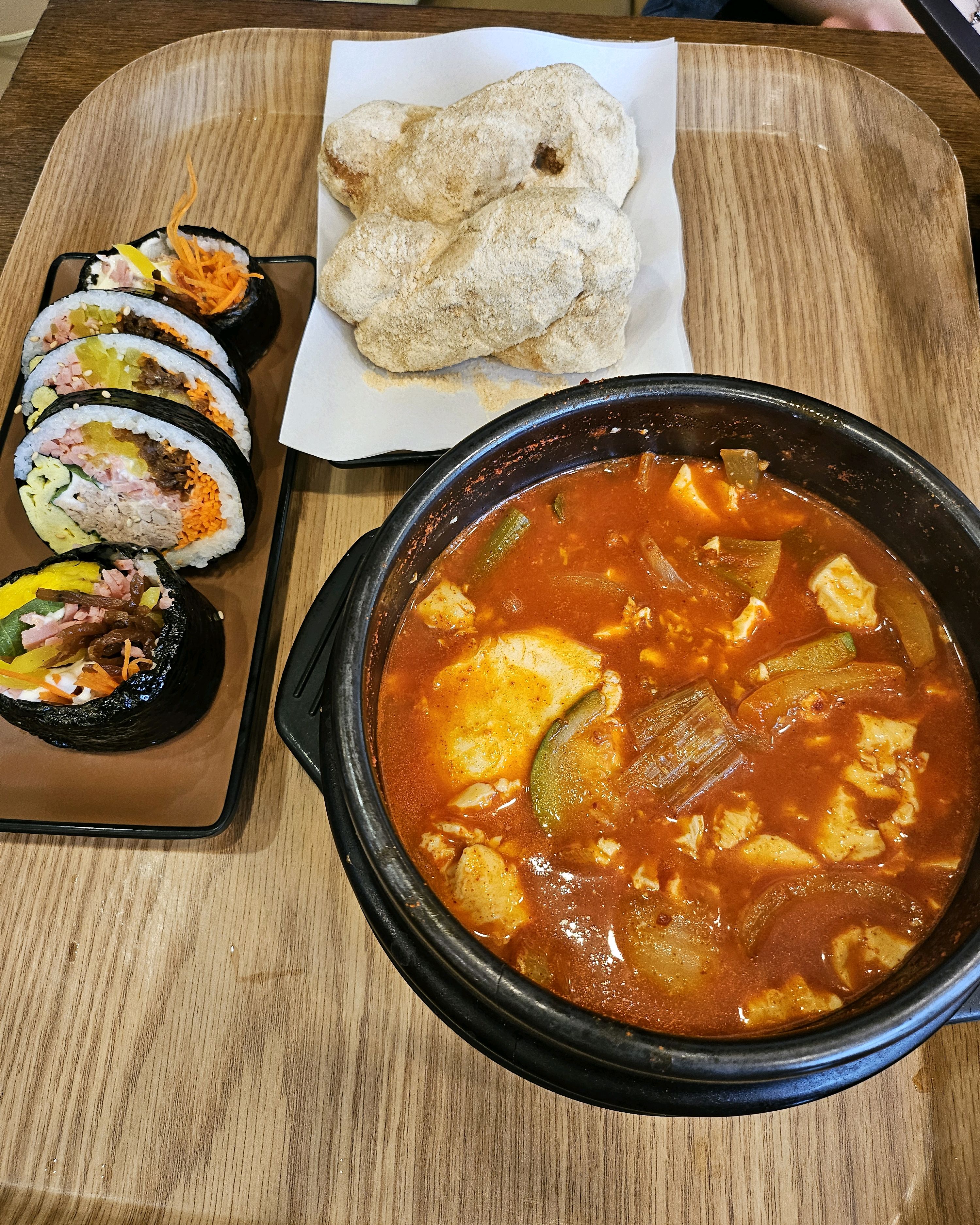 우연히 지나가다가 급 들러서 먹게 되었는데 생각보다 음식 나오는게 오래 걸려서 아쉬웠지만