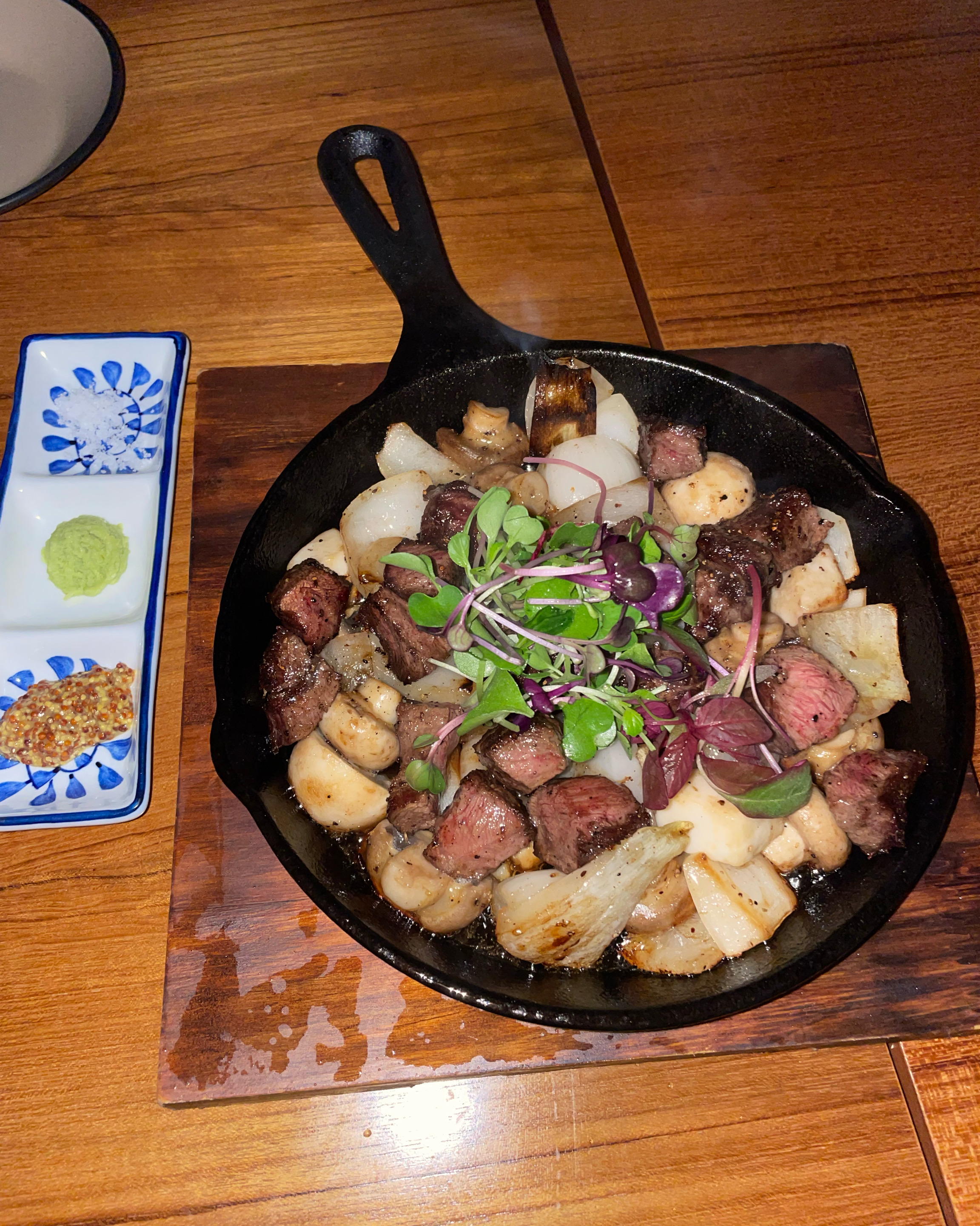 음식 엄청 깔끔하고 맛있었어요. 그리고 찹스테이크는 소스없이 담백한 맛인데, 그래서 더 안
