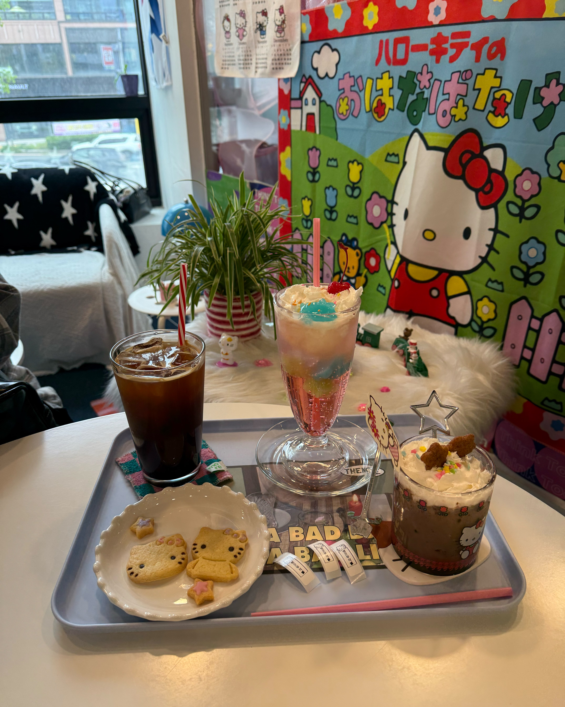 매장 들어오자마자 키티천국이라서 뒤집어지는줄알아쏘요🥺🥺🥺🥺 인형들이랑 소품들도 넘 귀엽고 