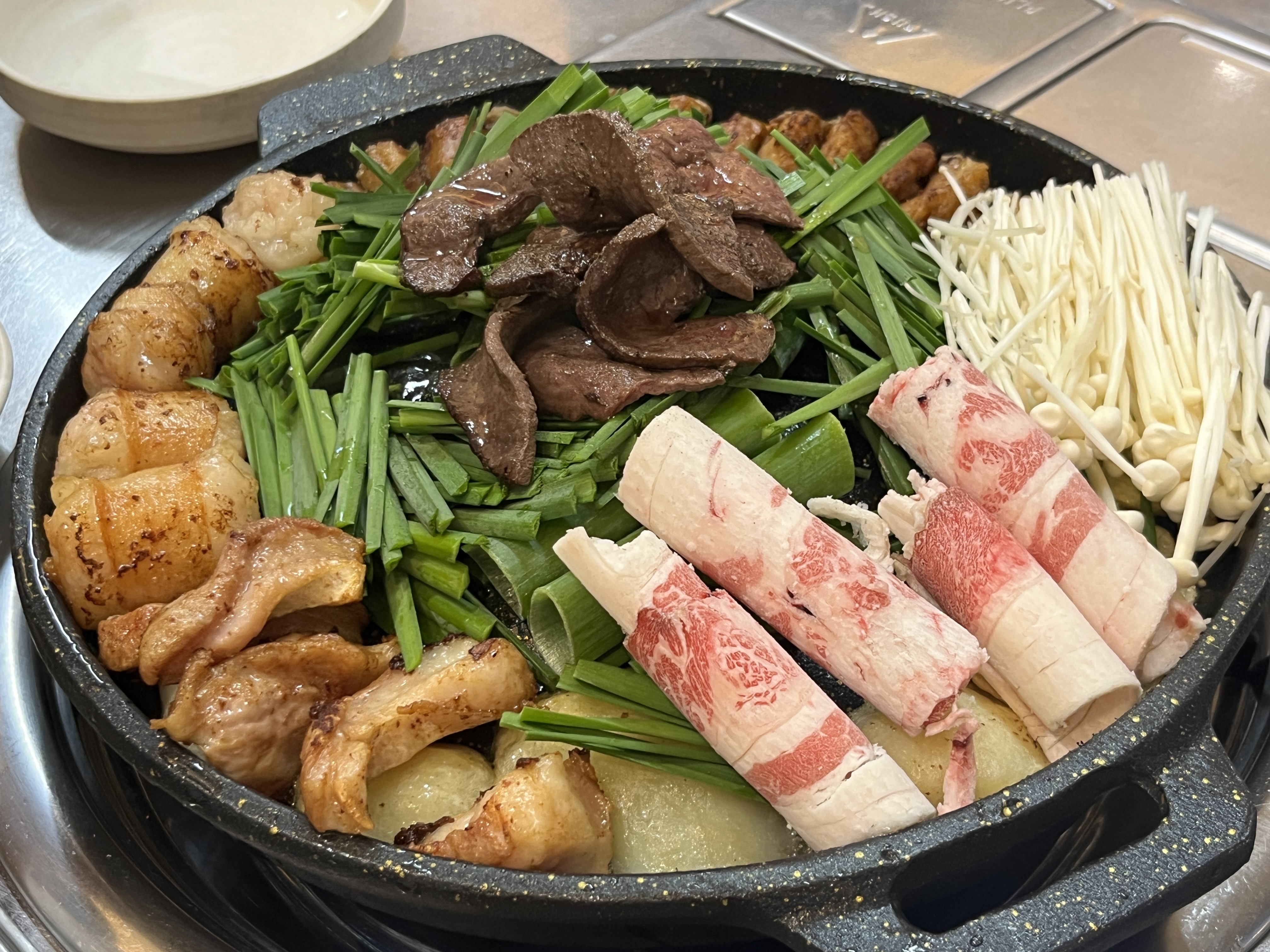 예약 후 이용했어요! 찌개랑 육회가 나와서 소주 순삭이에요! 모듬으로 시켜서 아주 맛있게
