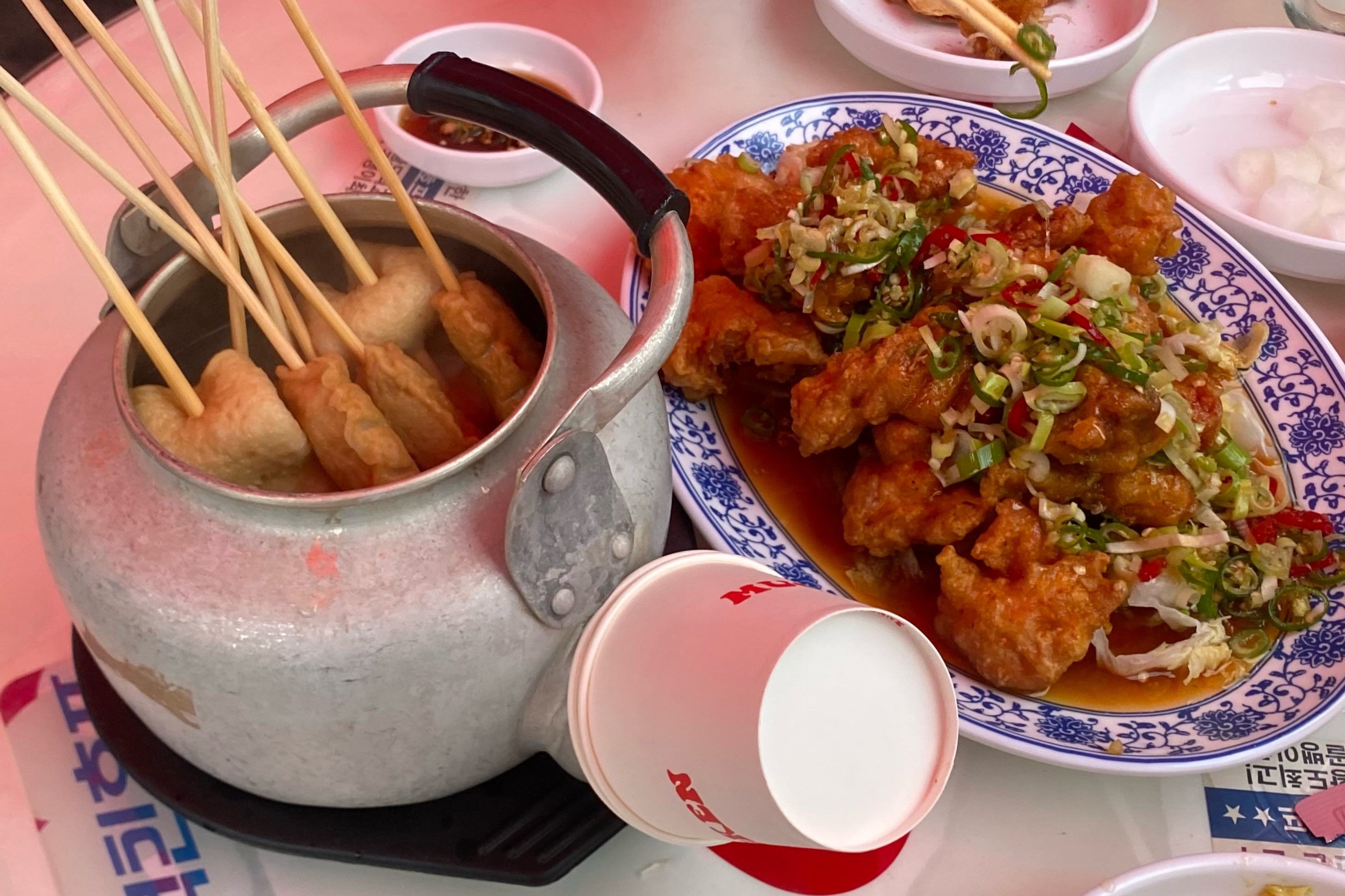 기본 안주로 동글동글 뻥튀기(?),샐러드, 쥐포튀김 나오는 것부터 짝꿍이 여기 잘 될 것