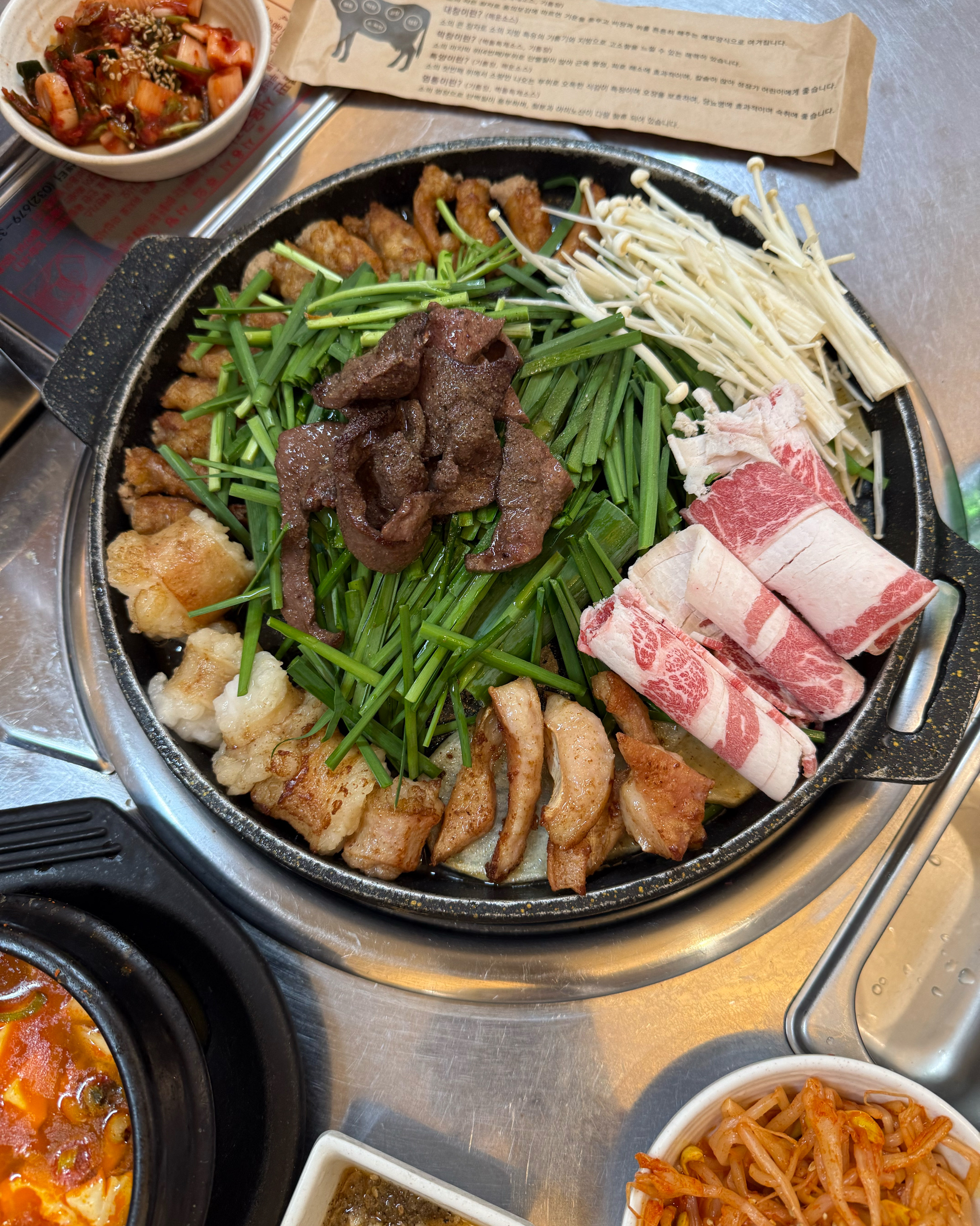 친구 추천 받고 처음 왔는데 순두부랑 육회가 기본으로 - 대전 맛집 벽돌곱창 시청본점