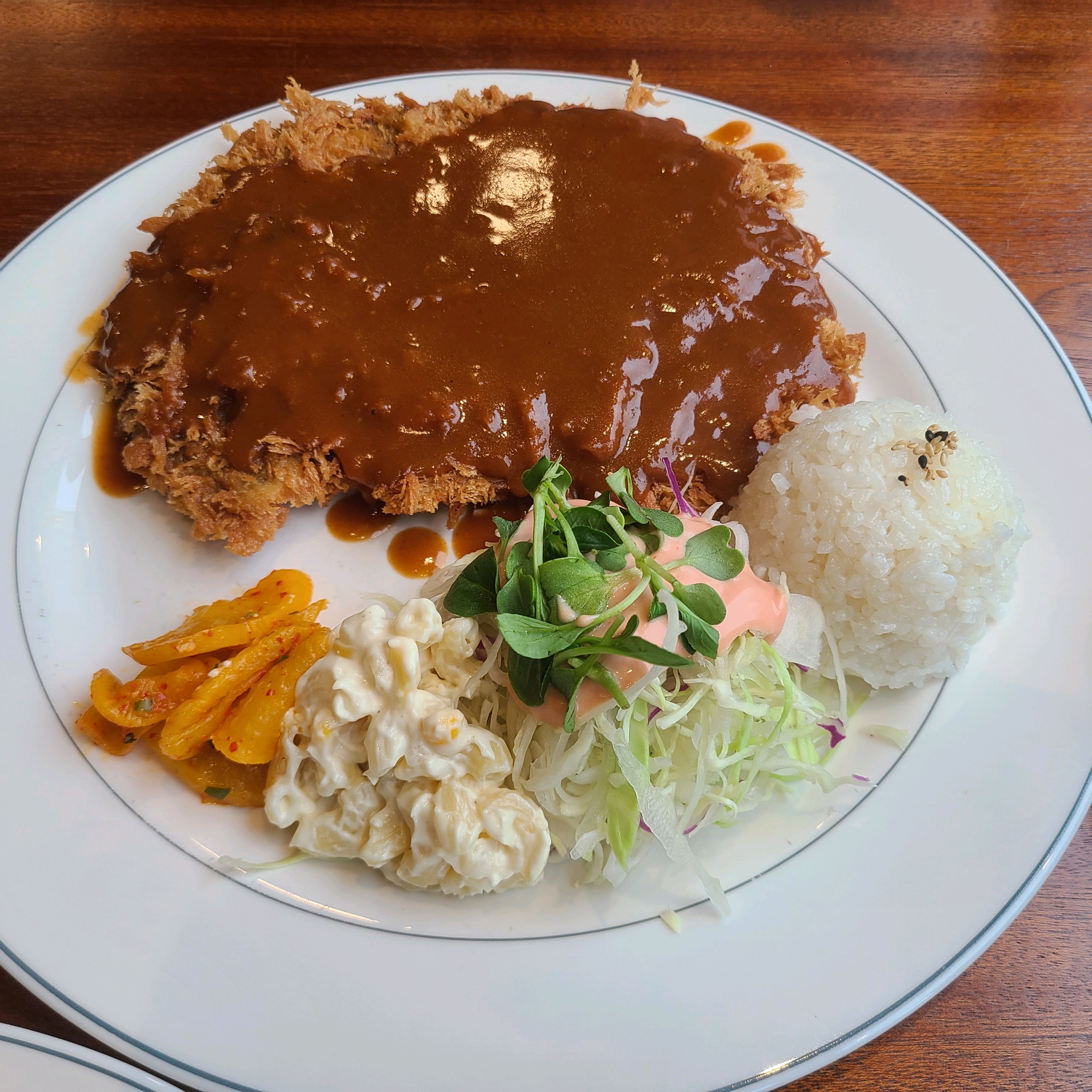 처음 왔는데 돈까스랑 함박스테이크 양도 많고 구성도 좋아서 맛있게 먹었어요 - 대전 맛집 한밭경양식 월평본점