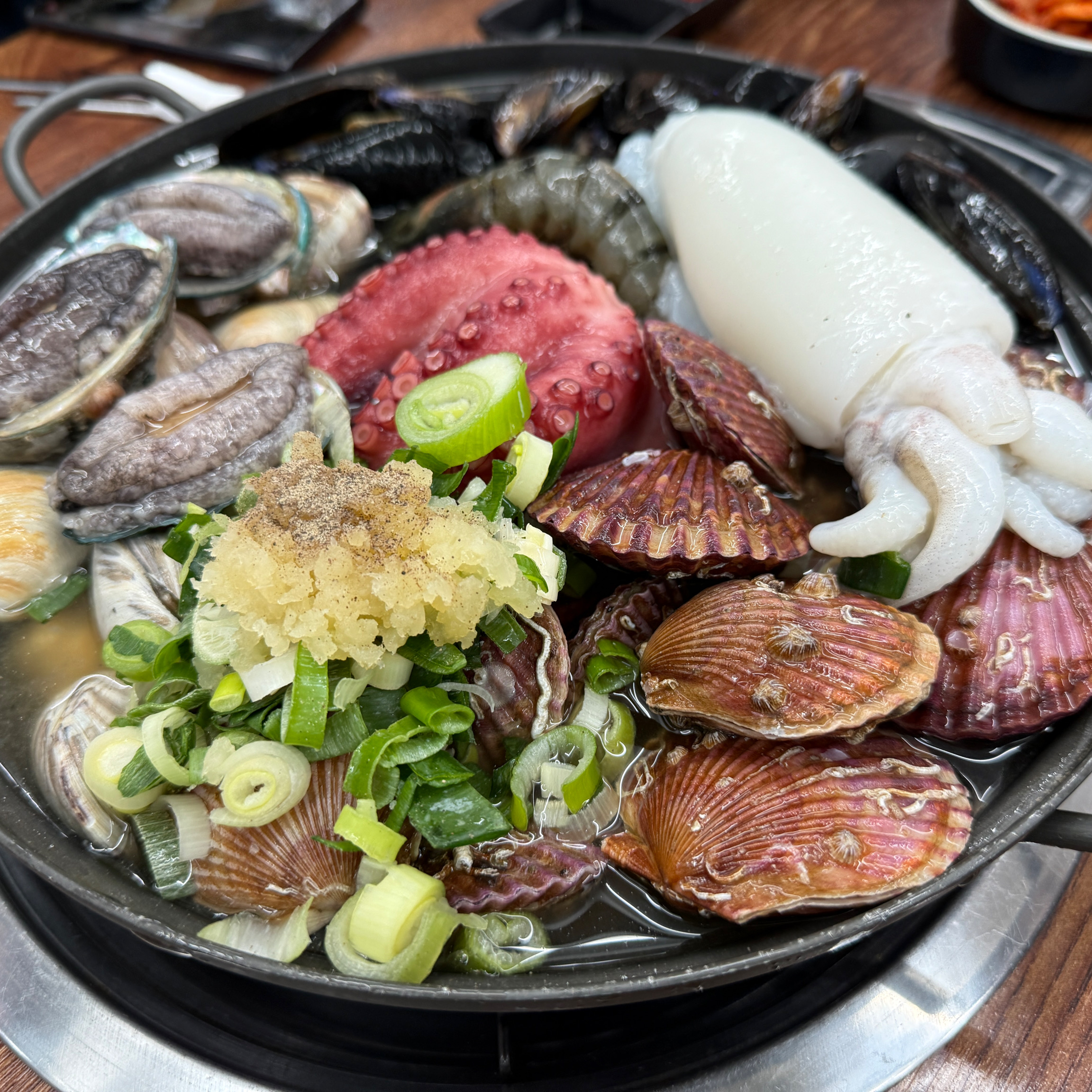 해물이 신선하고 양도 많고 맛있어요! - 부산기장 삼색식당 기장 본점