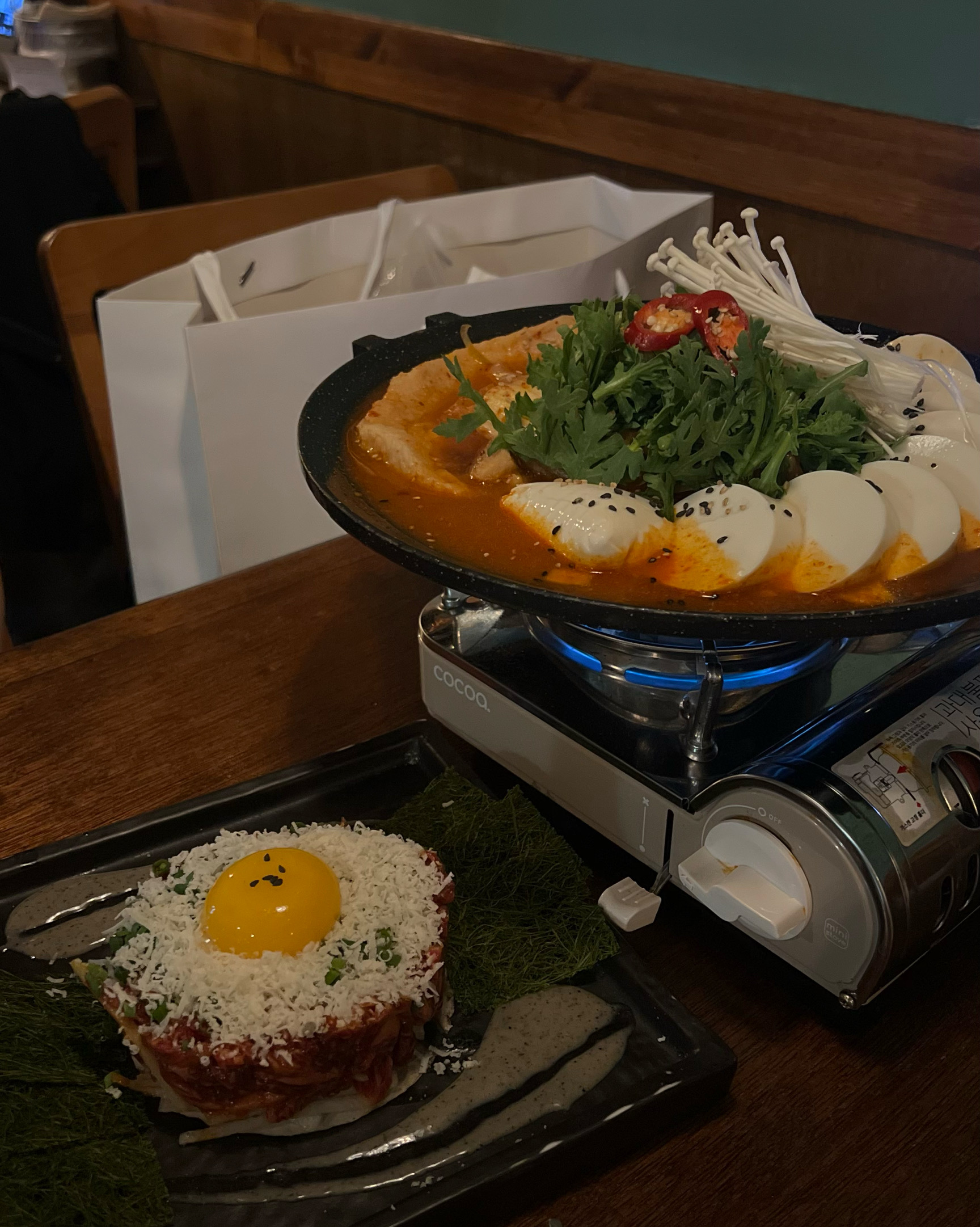 육회랑 김치찜 진짜 너무너무 맛잇어요 ㅠㅠㅠ 기대이상 진짜 ㅠㅠ 다들 오세요 분위기도 좋고