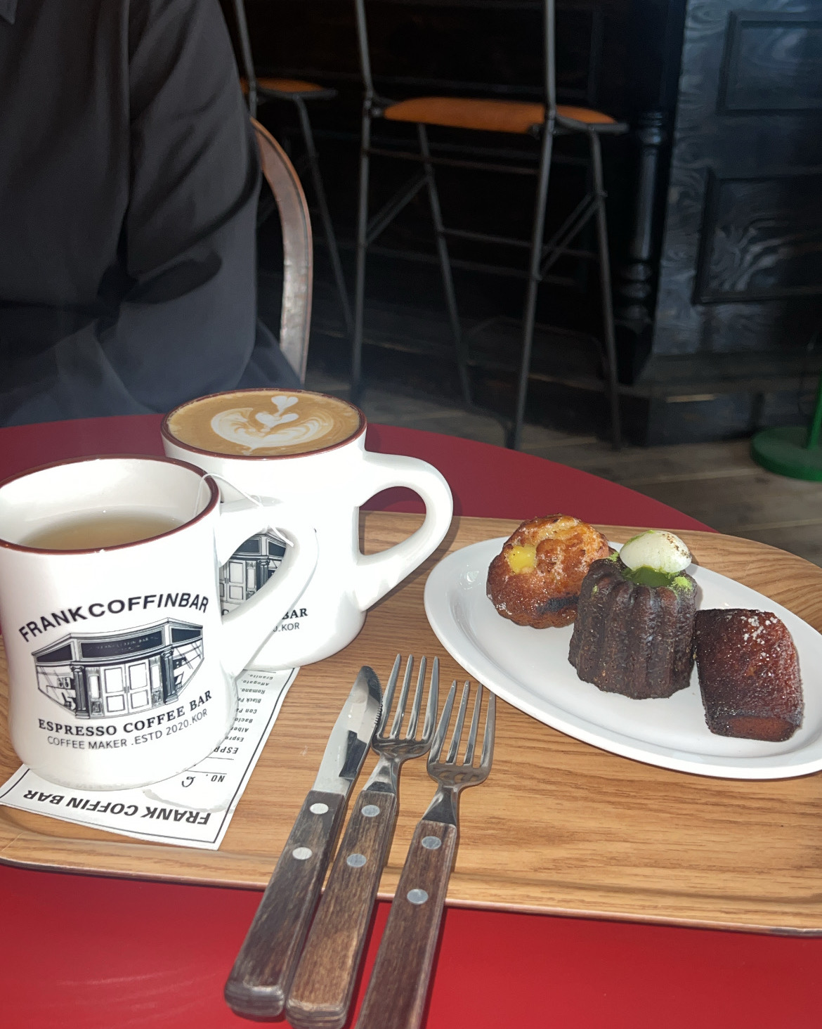 카페보다는 조용한 펍 같은 분위기가 좋아요 디저트 맛집이라 그런지 아무 메뉴나 시켜도 다 