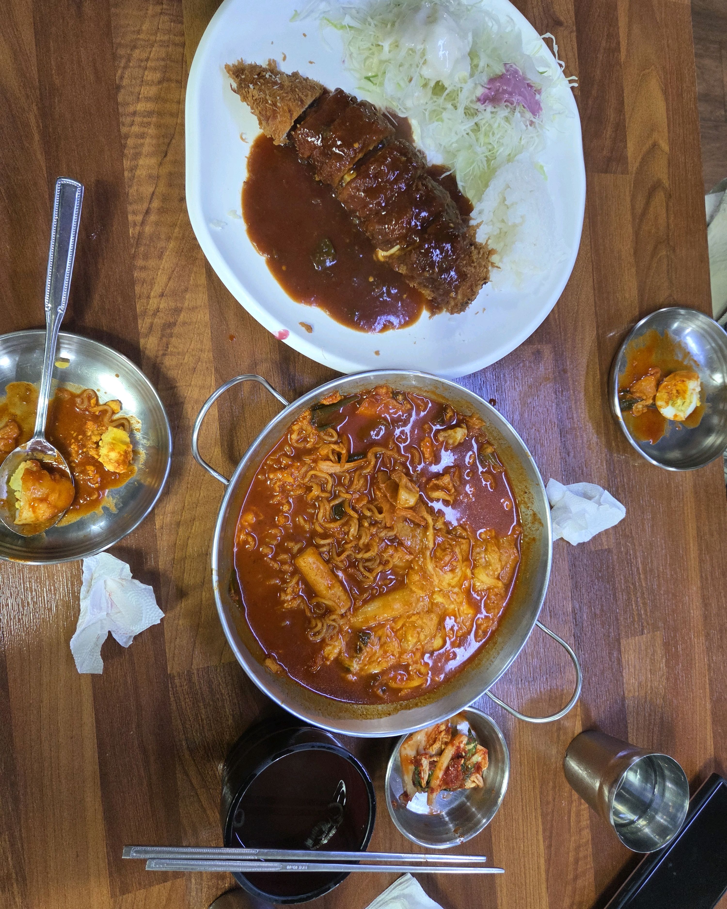 맛집찾아갔는데 비오는데도 사람이 많아요. 맛은 있어요 - 대구 맛집 함지박