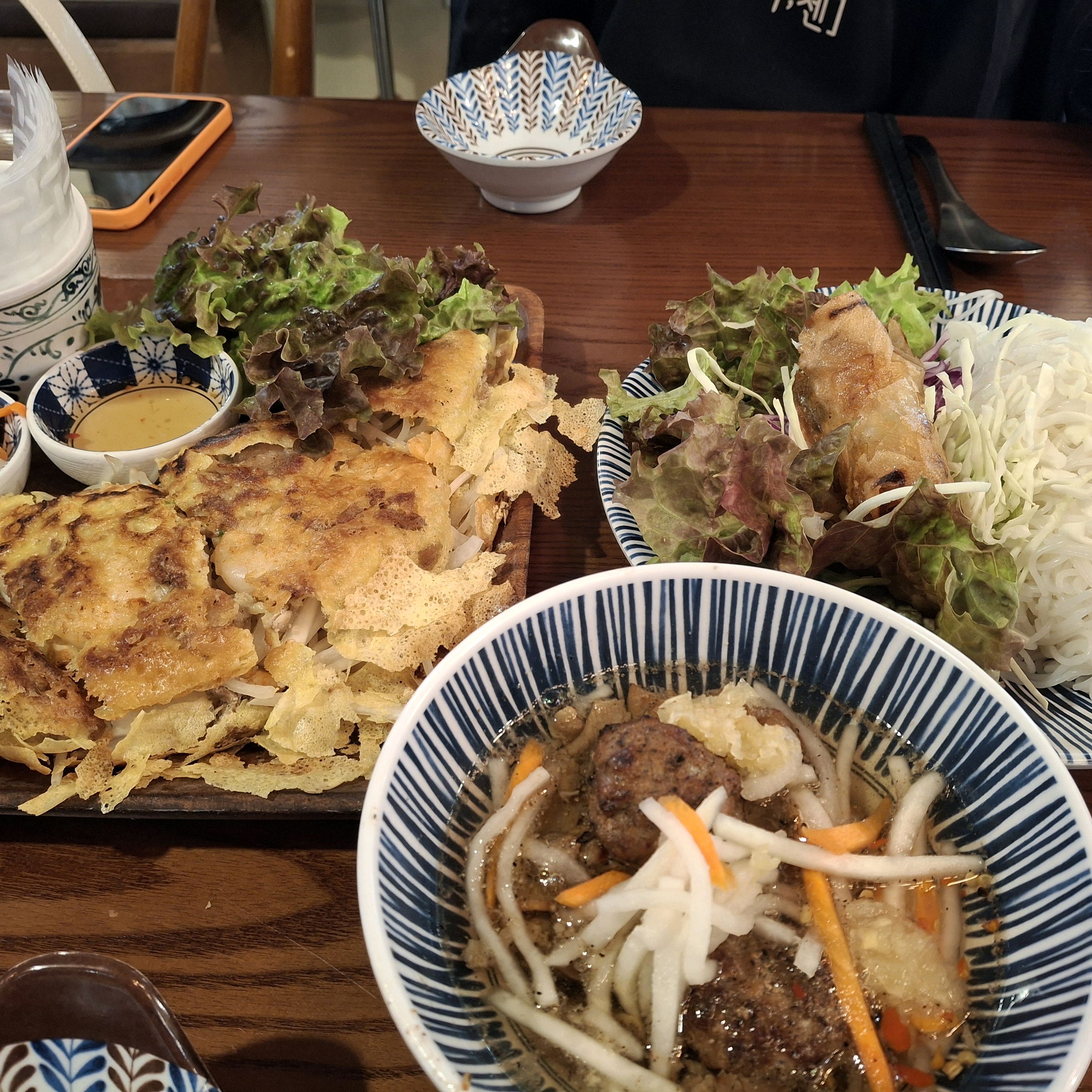 비오늘날 여자친구와 함께 먹으러온 쌀국수+분짜에요 깔끔한맛이고 기본으로 고수가 안들어가서