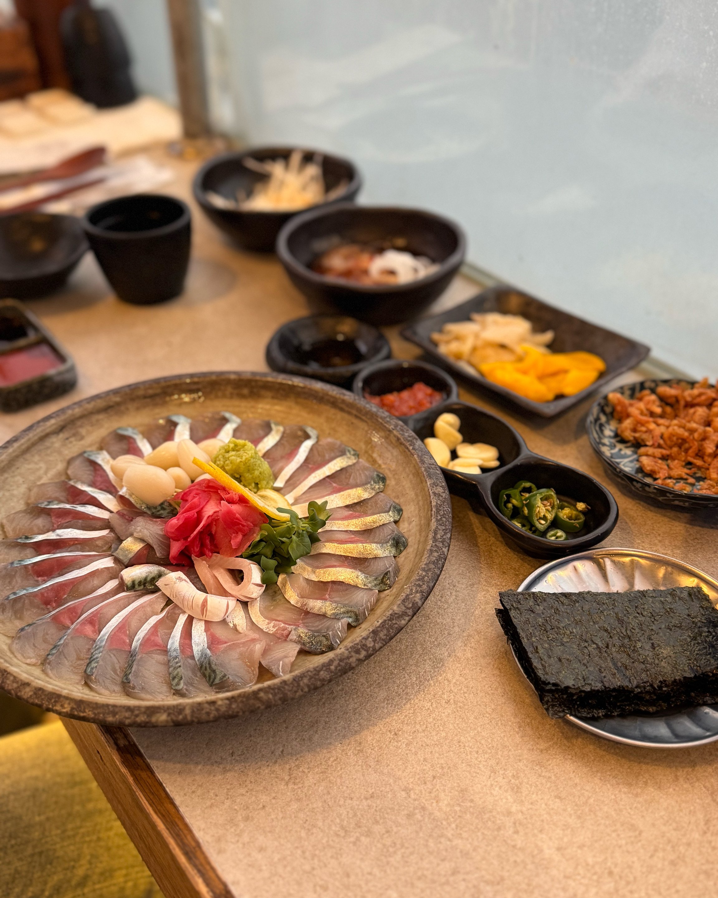 함덕 맛집 찾아왔는데 고등어회 비리지도 않고 존맛탱입니당 ㅠㅠ 함덕횟집찾으시면 여기로 오새