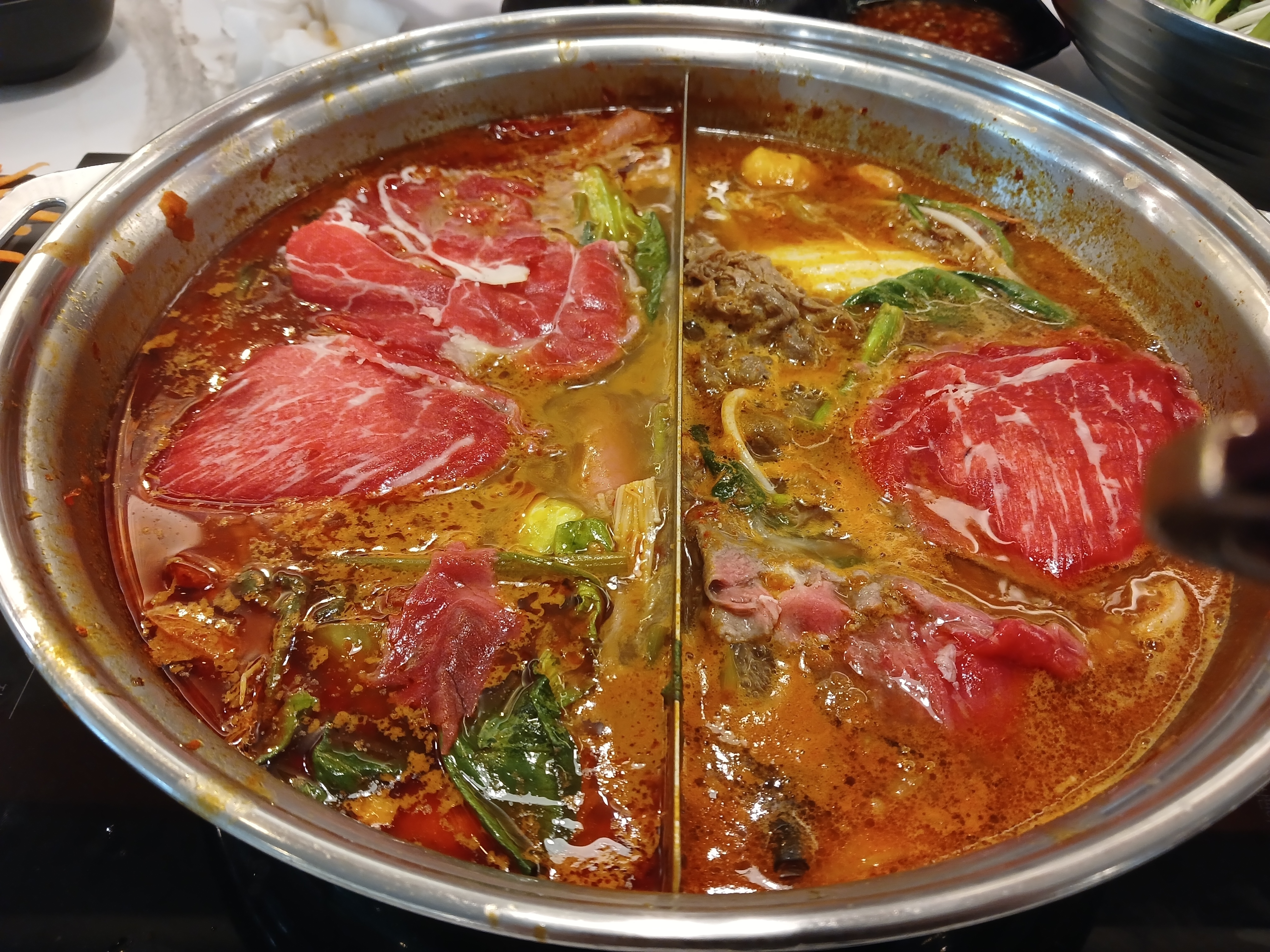 고기랑 야채가 신선하고 식당이 청결해요. 부모님은 샤부샤부를 좋아하시고, 저는 월남쌈을 좋