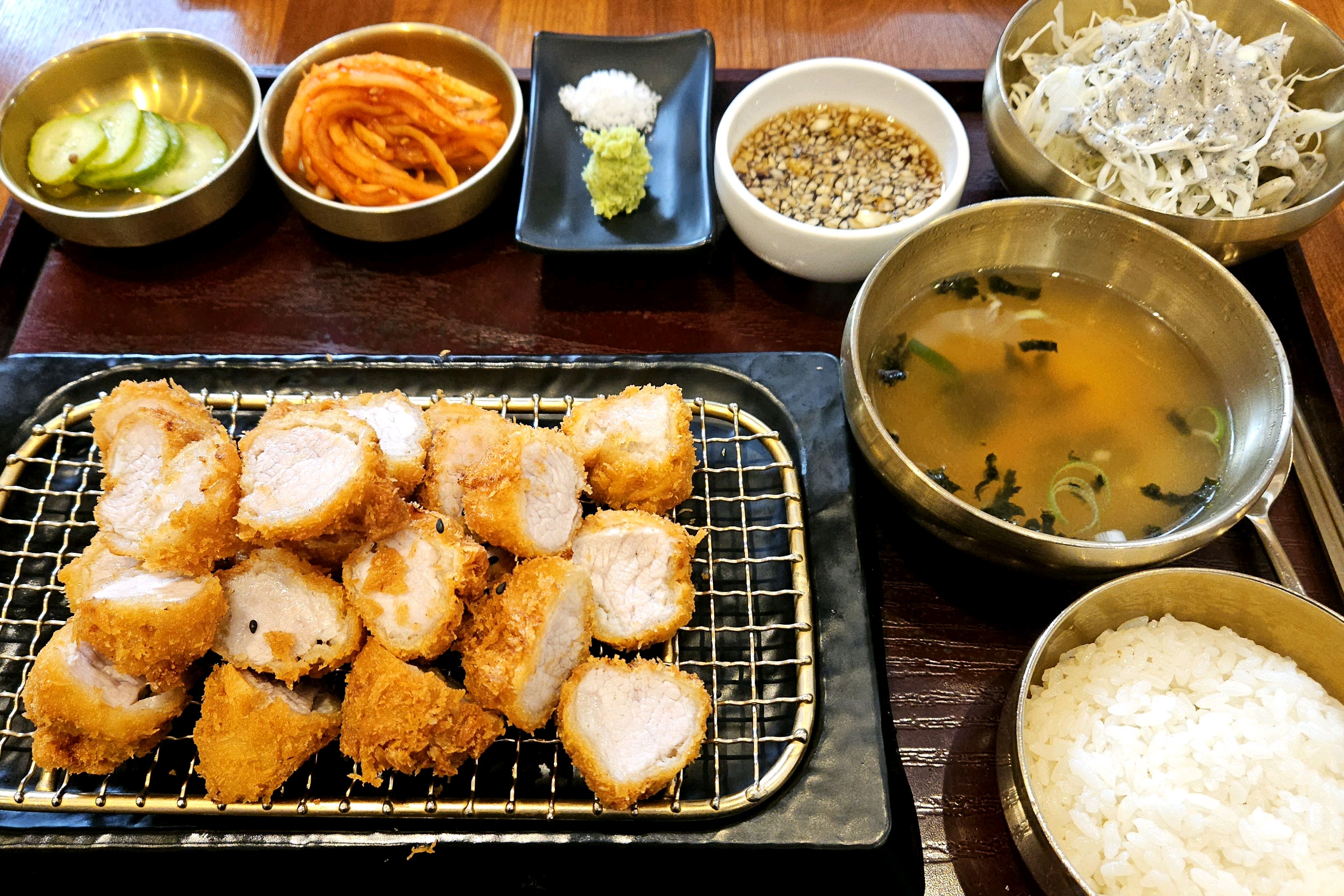 구성이 너무 좋아요 느끼하지 않고 먹다보면 너무 배부름 - 대전 맛집 숯불돈까스