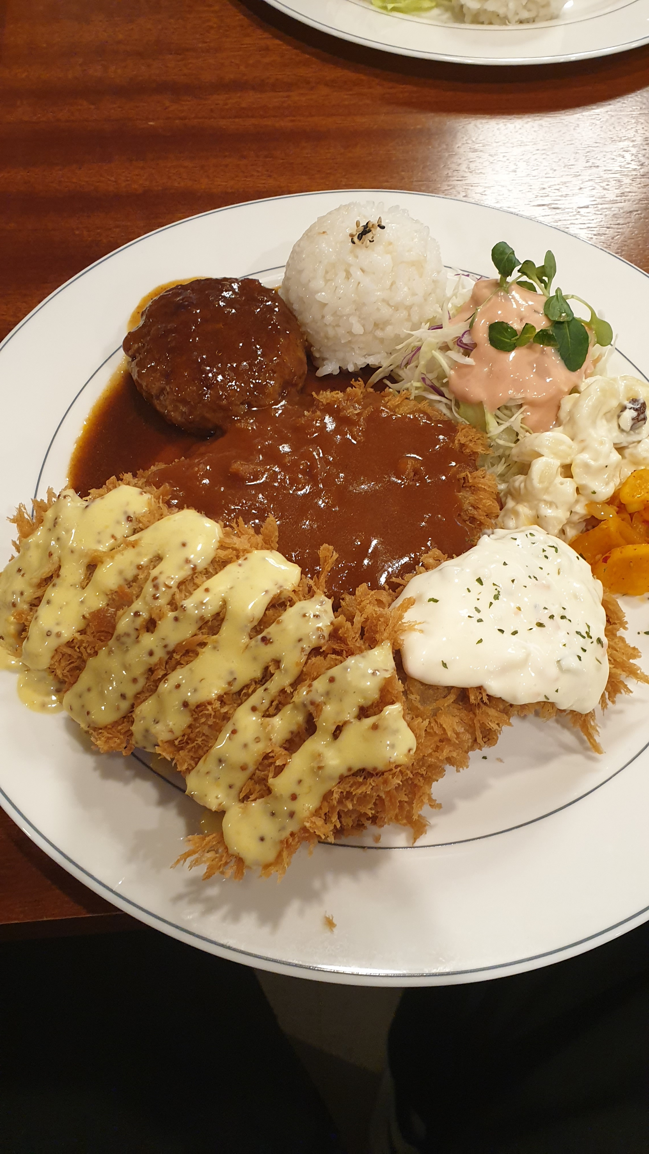 음식이 정갈하고 요즘 많이 없는 경양식돈까스라 더 끌렸습니다. 내부도 깔끔해서 데이트 하기