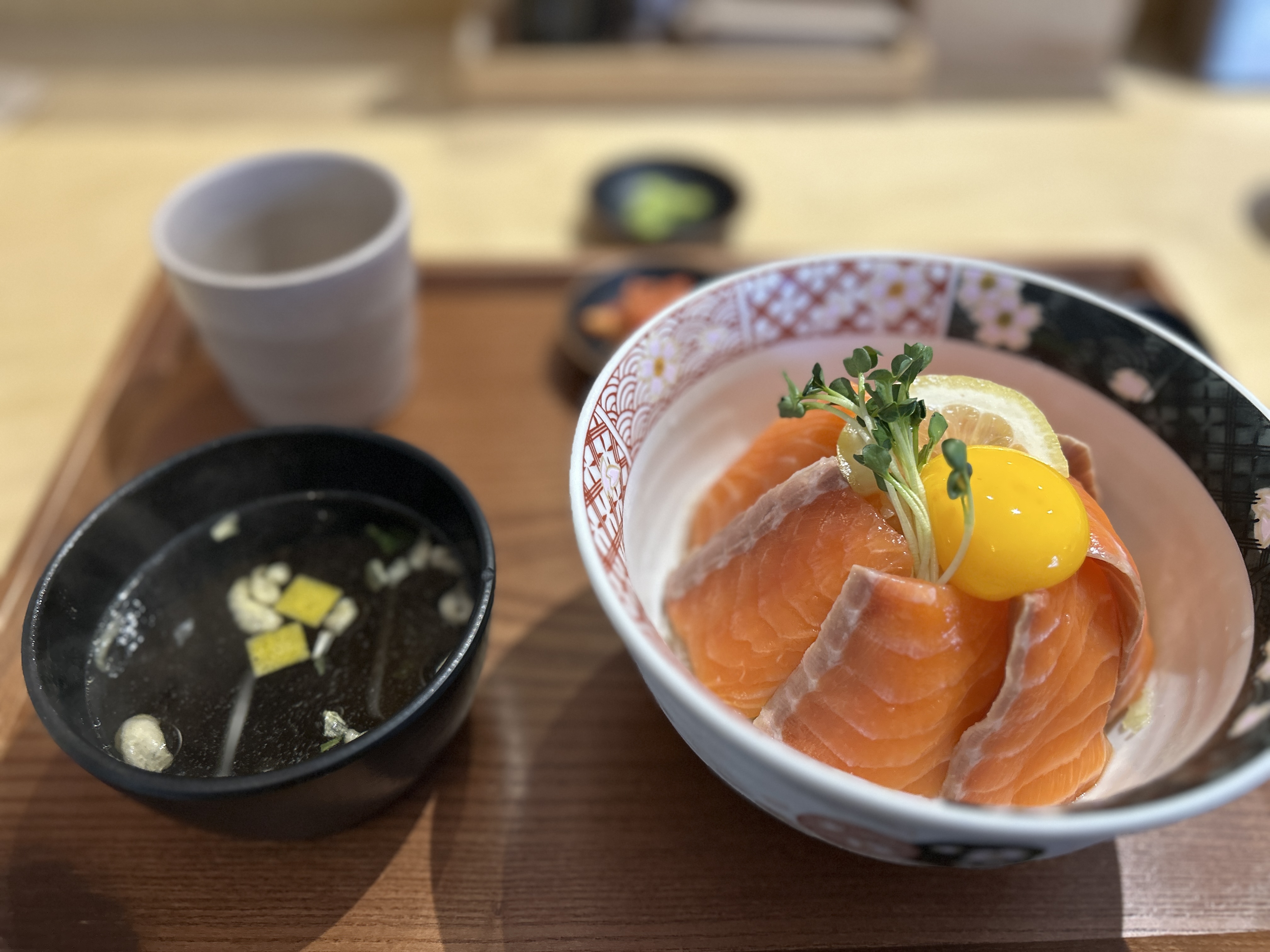 연어레어카츠랑 연어덮밥 특색 있고 완전 맛있어요! 대전 오시면 꼭 들려서 먹으세요! 사장님