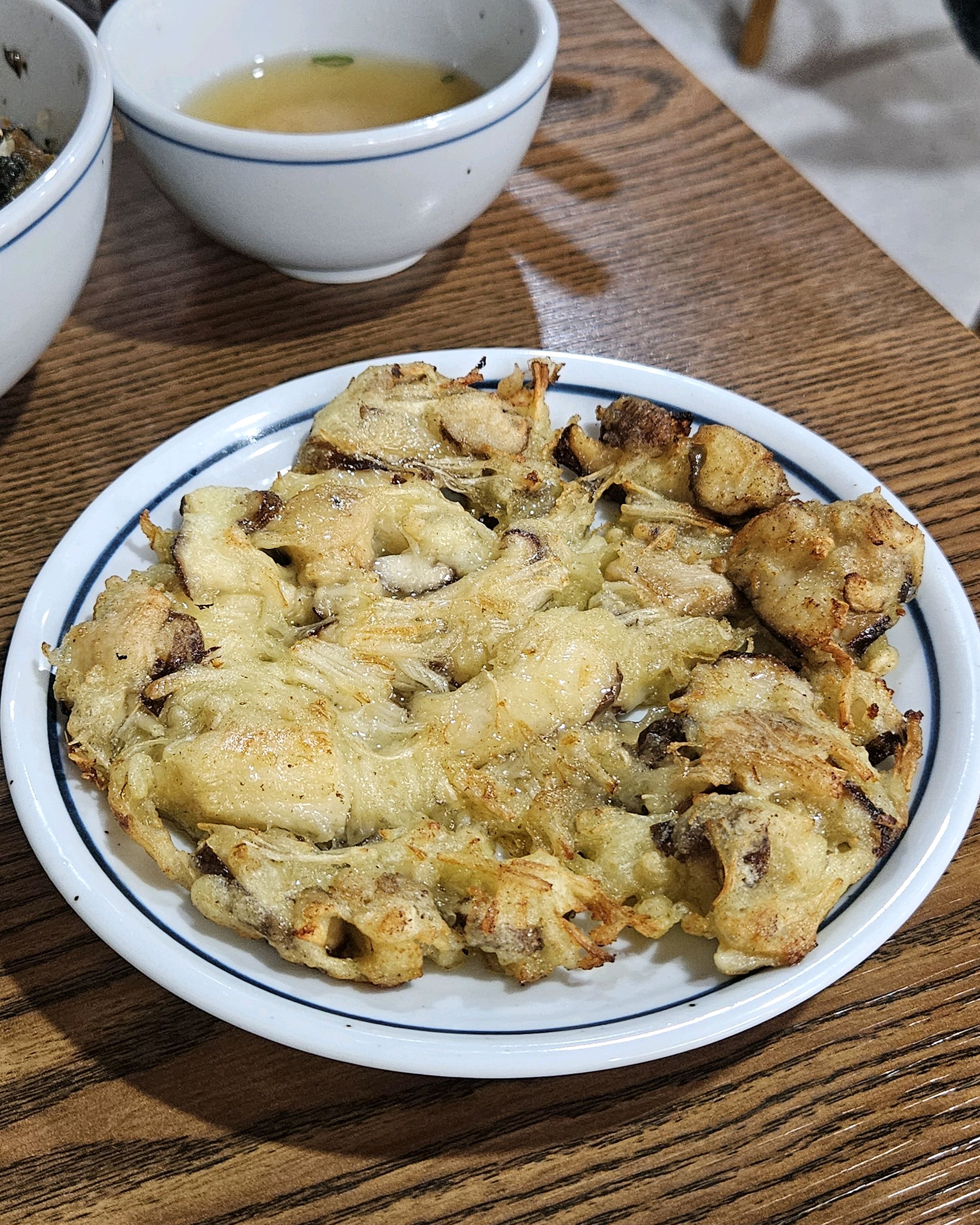 건강하고 정걸한 맛입니다.  특히 간이 너무 적당해서 맛있었어요. 소스 없이도 감칠맛이 일