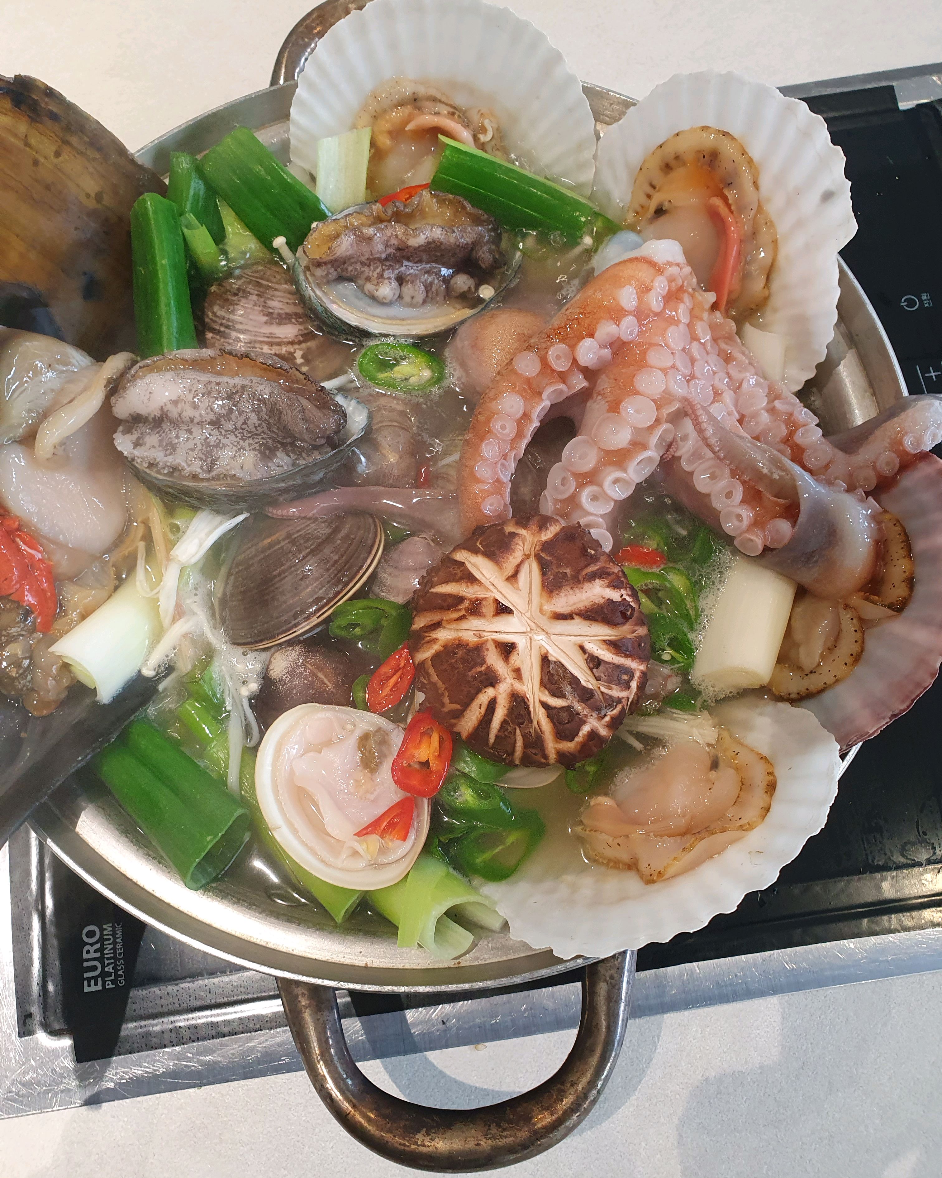 생일이라 맛있는거 사주고 싶어서 왔어요^^.2명은 예약이 불가라 와서 웨이팅했는데, - 대구 맛집 복길&조돌해녀