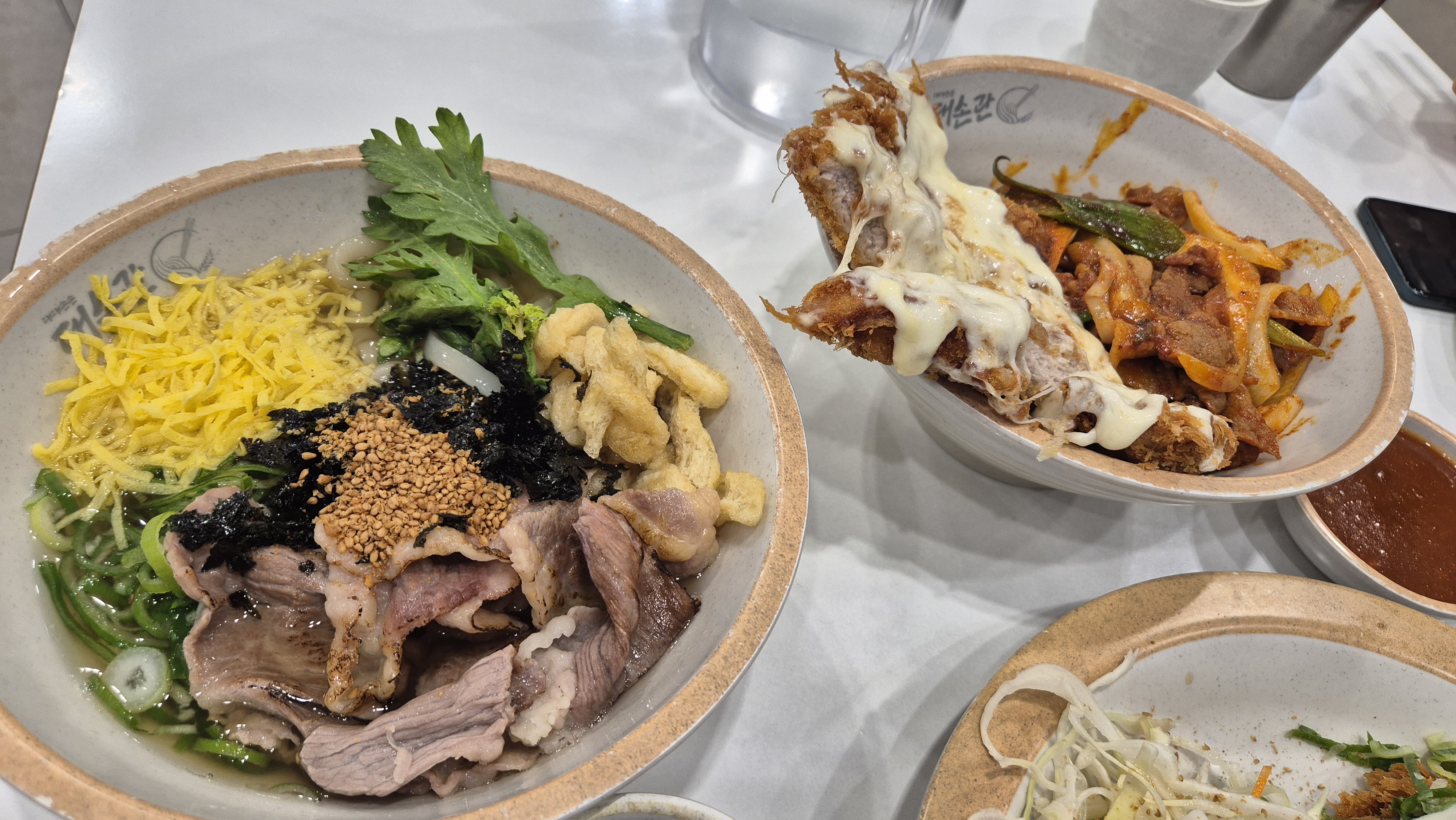 늦은 시간에 아이들이랑 방문했습니다. 골고루 여러가지 주문해서 취향 다른 아이들 입맛에 맞