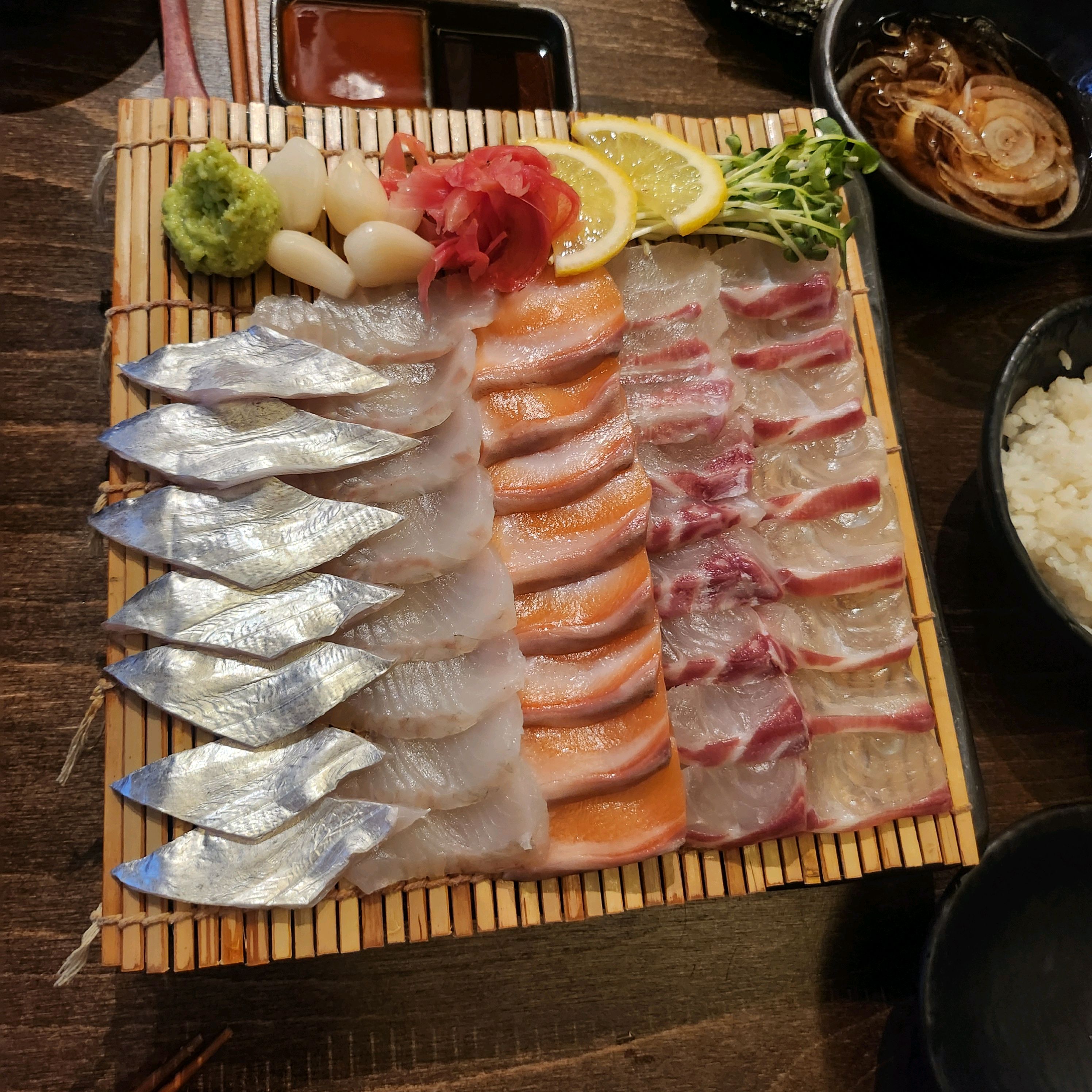 10명 단체로 왔는데 자리도 마련해주시구 회도 너무 신선하고 맛있네요. 직원분들도 친절하시