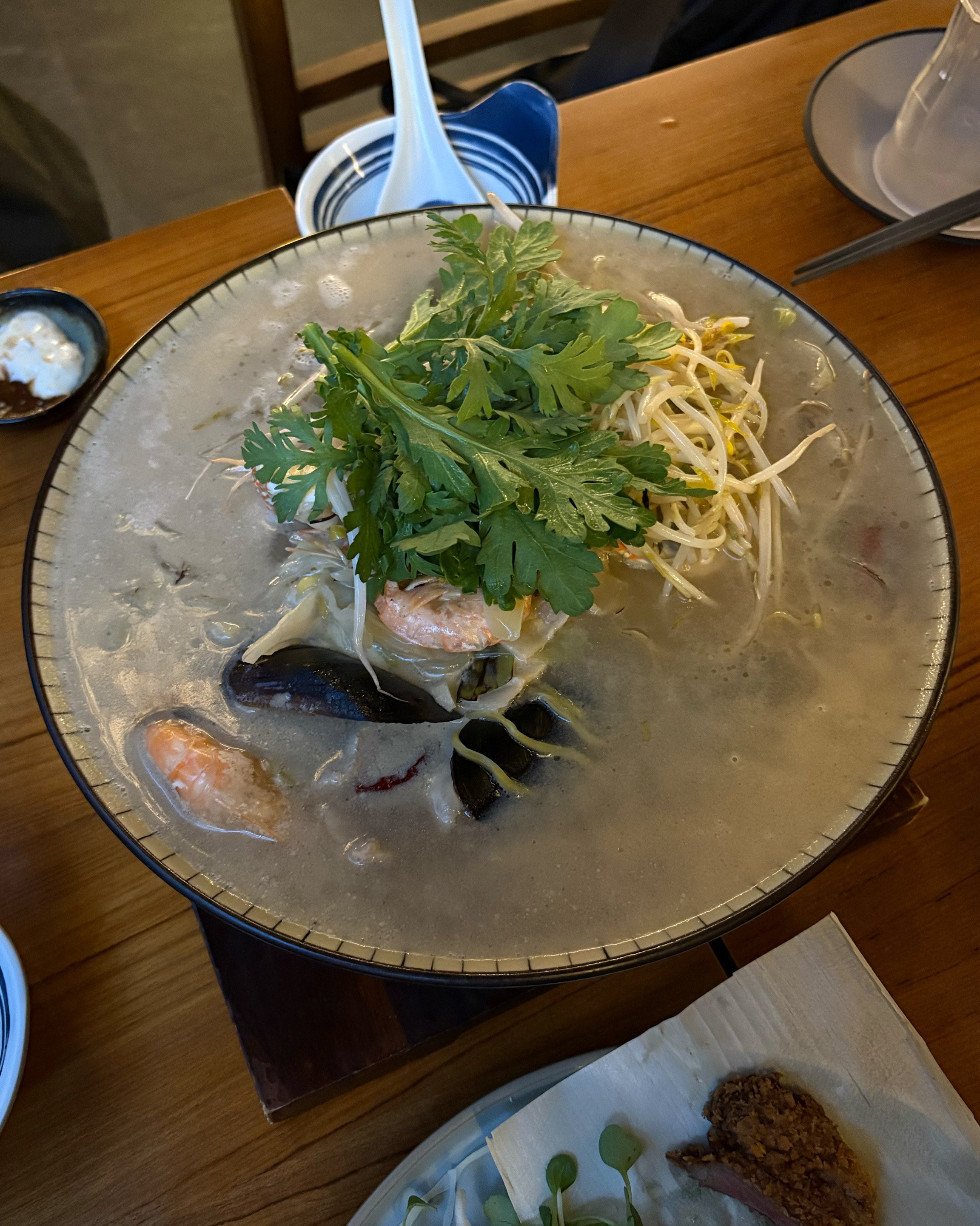 친구들끼리 처음 와봤는데 기대 이상 너무 맛있어요! 직원 분들도 너무 침절하시구 재방문 의