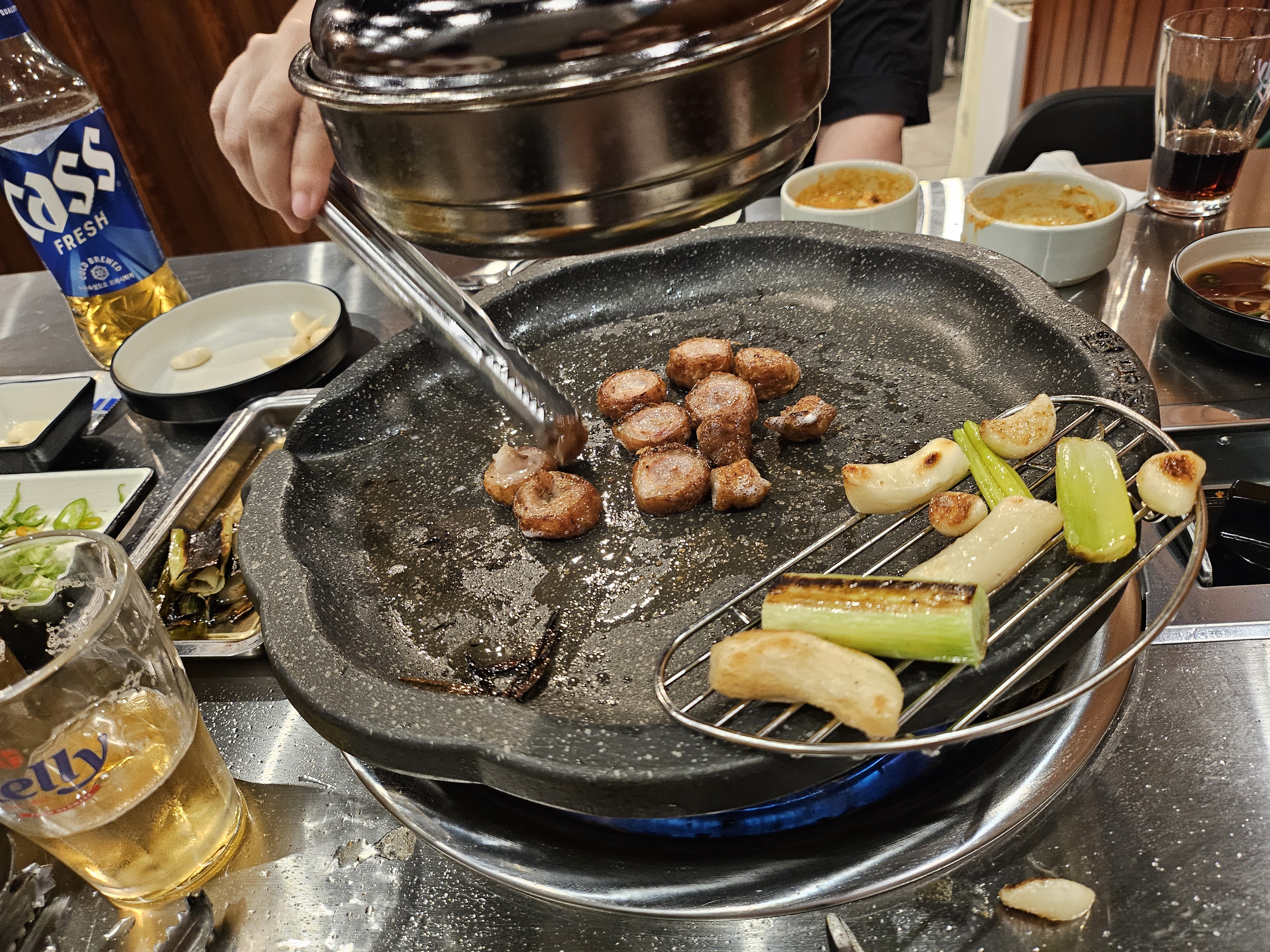 초벌되서 나오는 데 주문하면 거즘 바로 나와서 빨리 먹을 수 있어서 좋아요! 초벌연막창 엄
