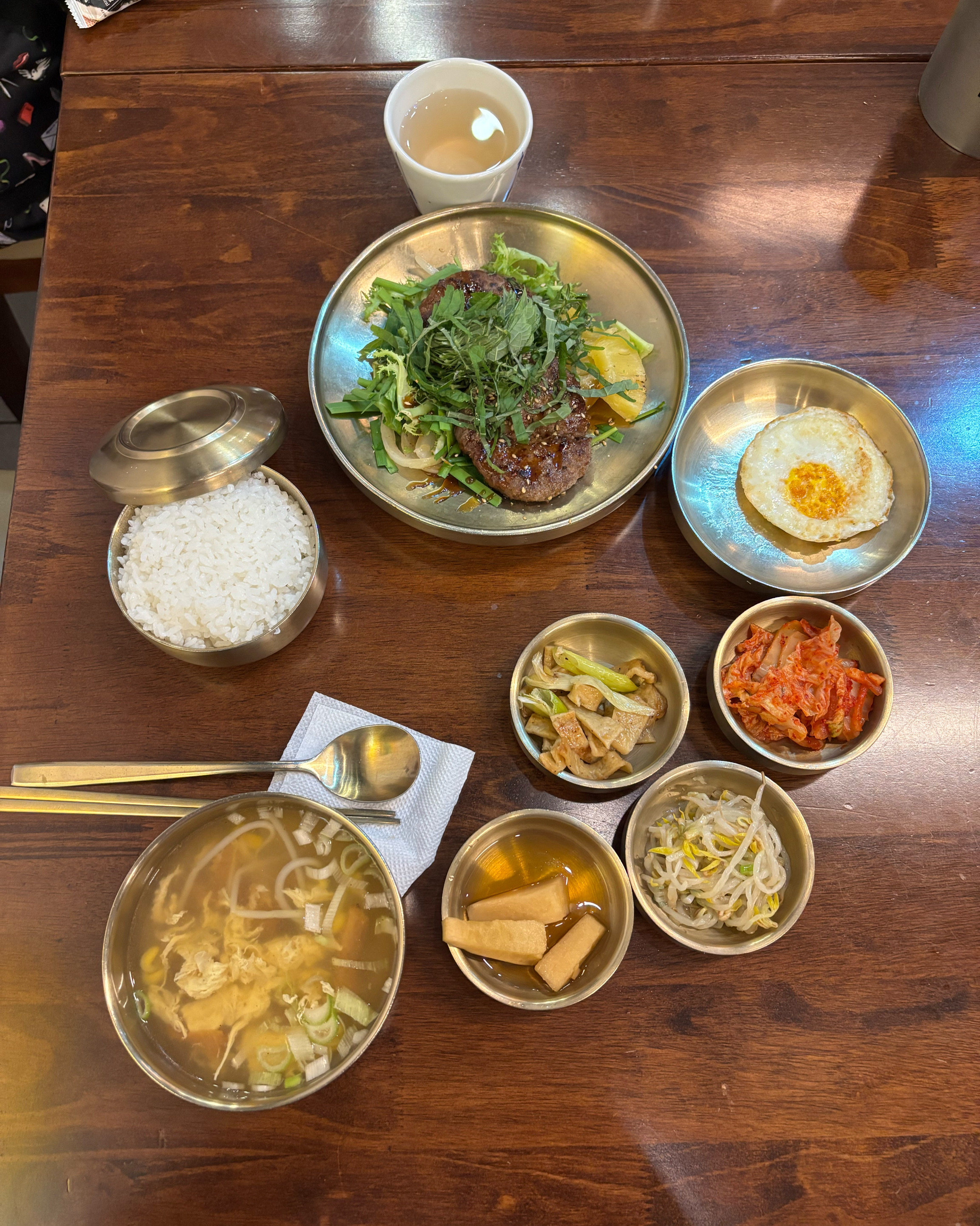 반찬도 맛있고 수제 떡갈비 정식시켰는데 국도 황태국으로 나오고 떡갈비위에 올라간 깻잎과 양