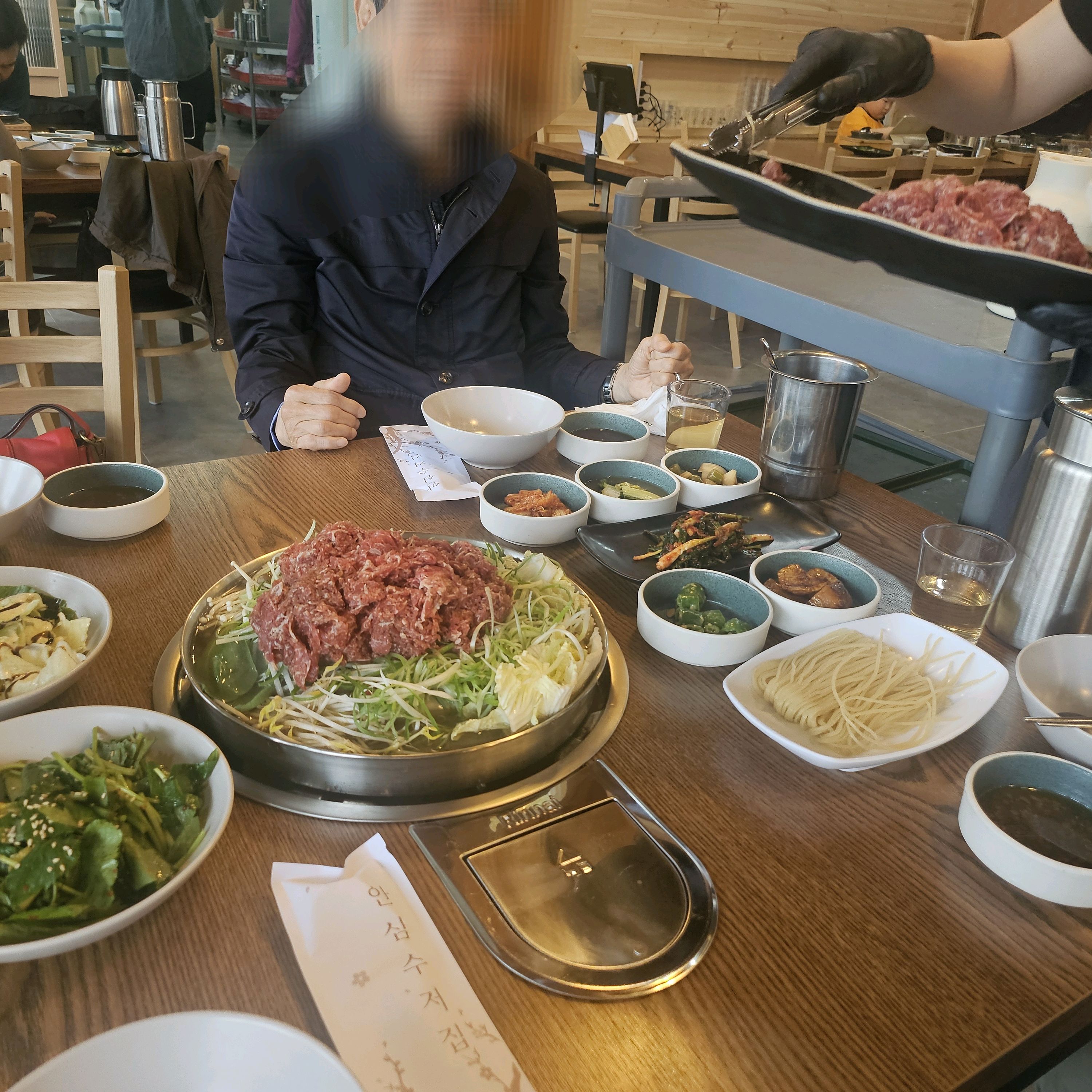 기대보다 더 맛있네요. 고기도 된장도 맛있지만 솥밥이 대박!  쌀이 너무 맛있어서 찾아봤더