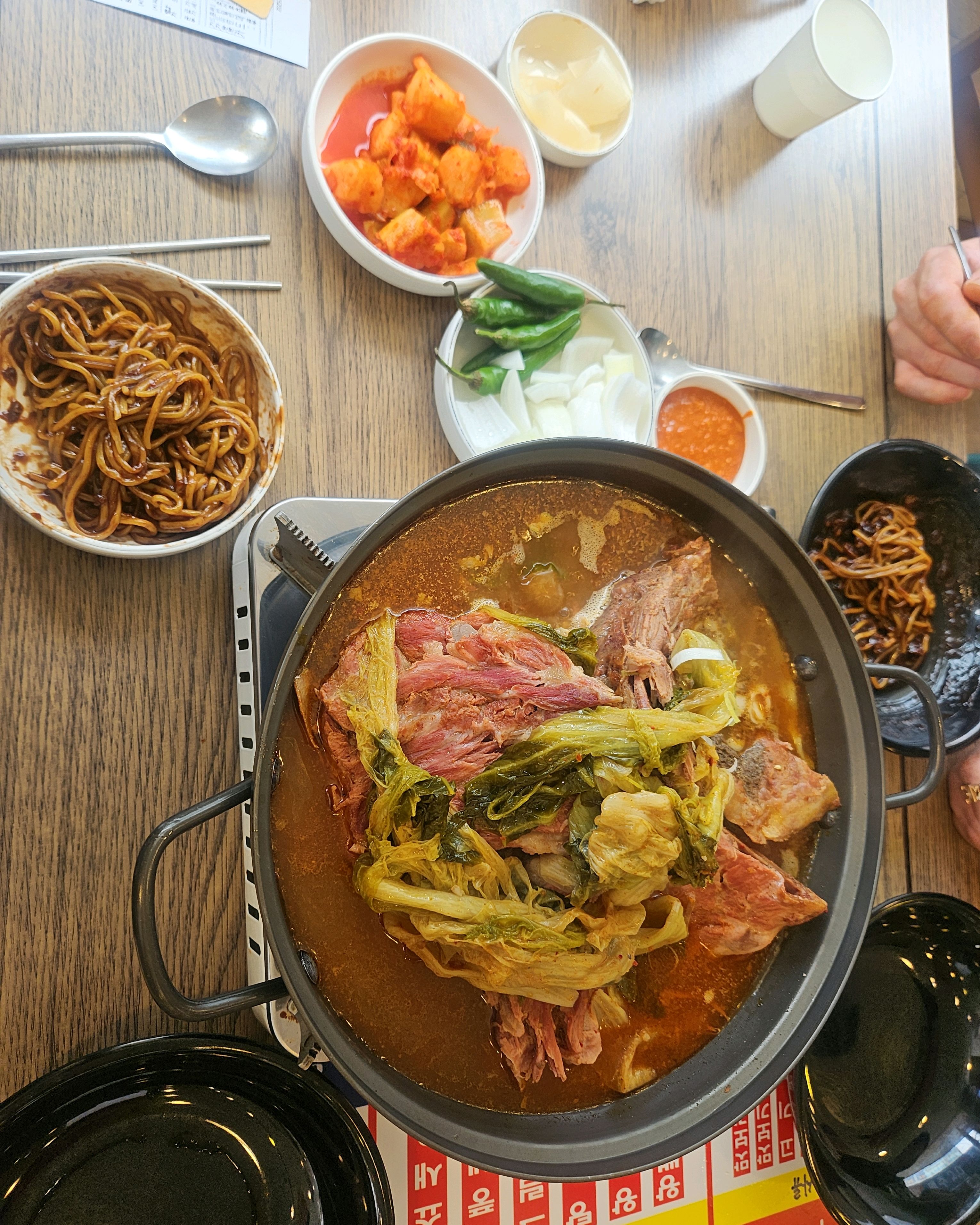 메뉴 시키면 짜장면+밥이 무제한이라는게 놀라웠고 맛도 있었습니다!! 뼈해장국 시켰는데 짜장