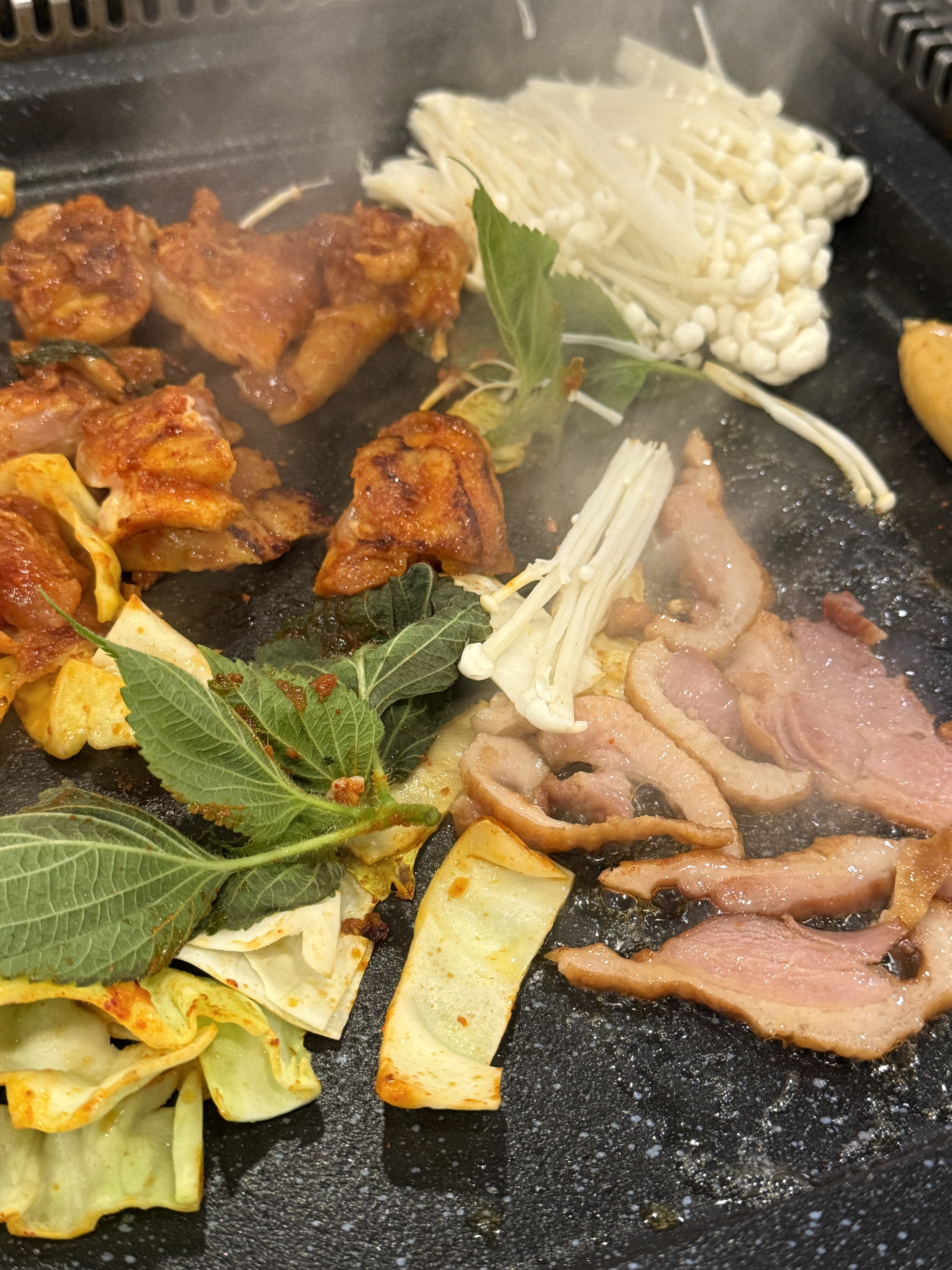 처음 온 곳인데 메뉴 구성도 좋고 직원분도 친절하세요! - 대전 맛집 춘천집무한닭갈비 대전은행점