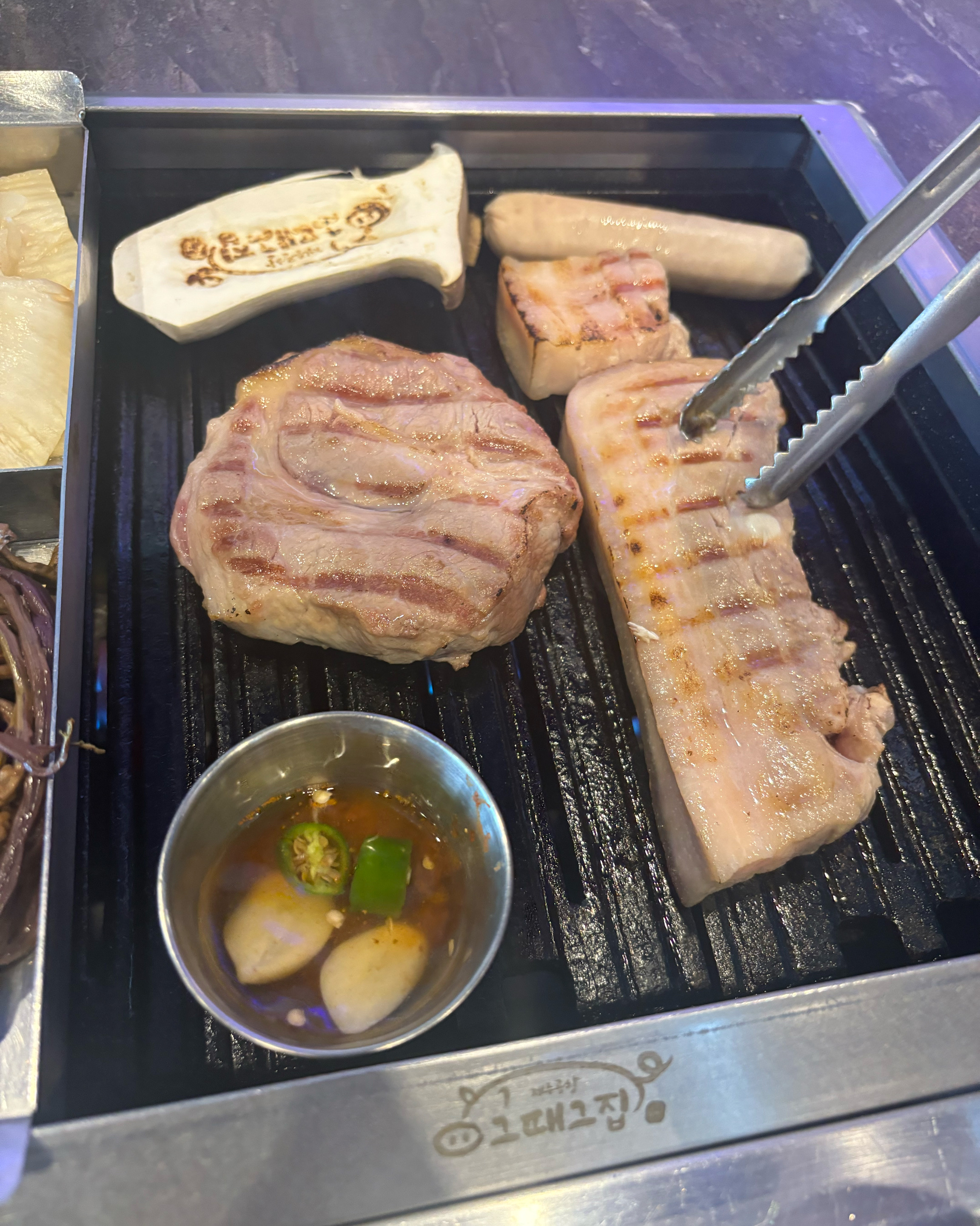 고기 맛있어요 공항 근처라서 접근성도 좋고 바로 앞에 바다도 있어요!! - 제주 맛집 제주공항그때그집