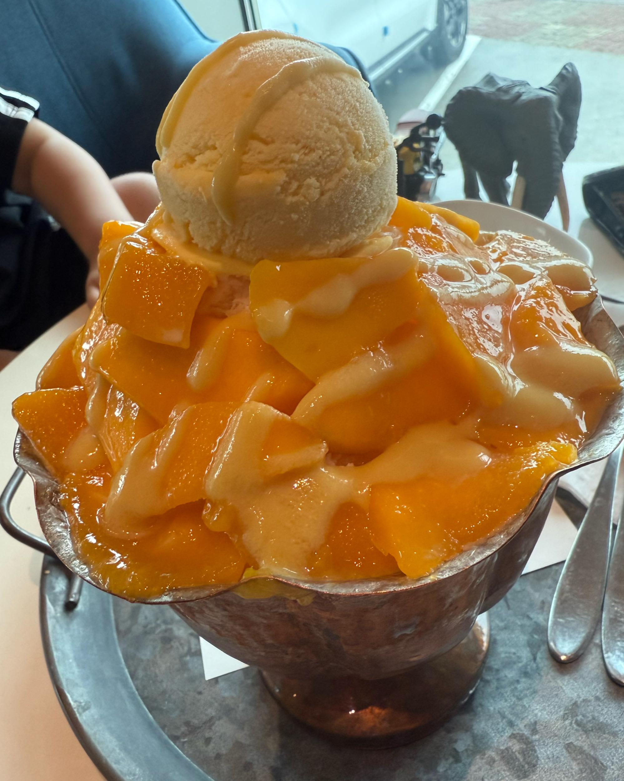 애플망고빙수 맛있어요! 공항이랑 가까워서 마지막에 들르기 좋고 주차도 편했어욤 매장 넓고 