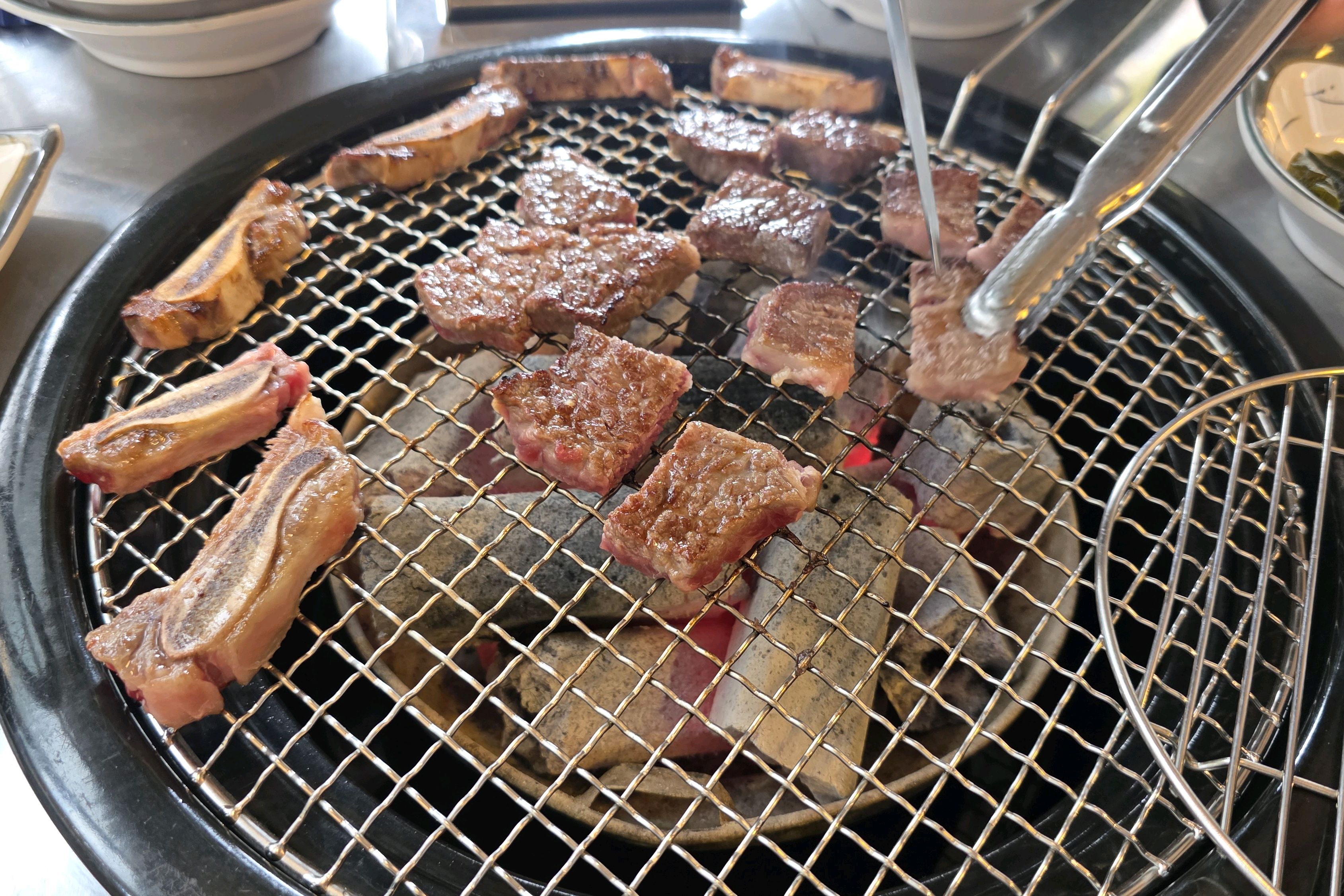 고기 너무 야들하고 맛있네요~~ 고기도 다 구워주셔서 너무 좋습니다 ㅎㅎ 청국된장찌개는 엄