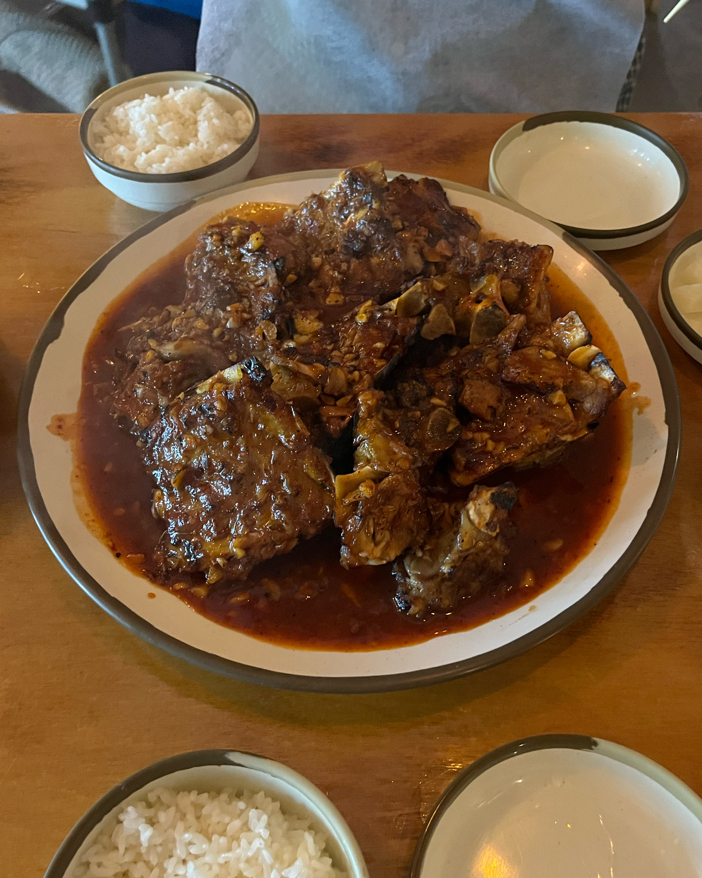 고기를 직접 구워주셔서 더 맛있어여. - 대구 맛집 종로백탄뼈구이 갑오일맥