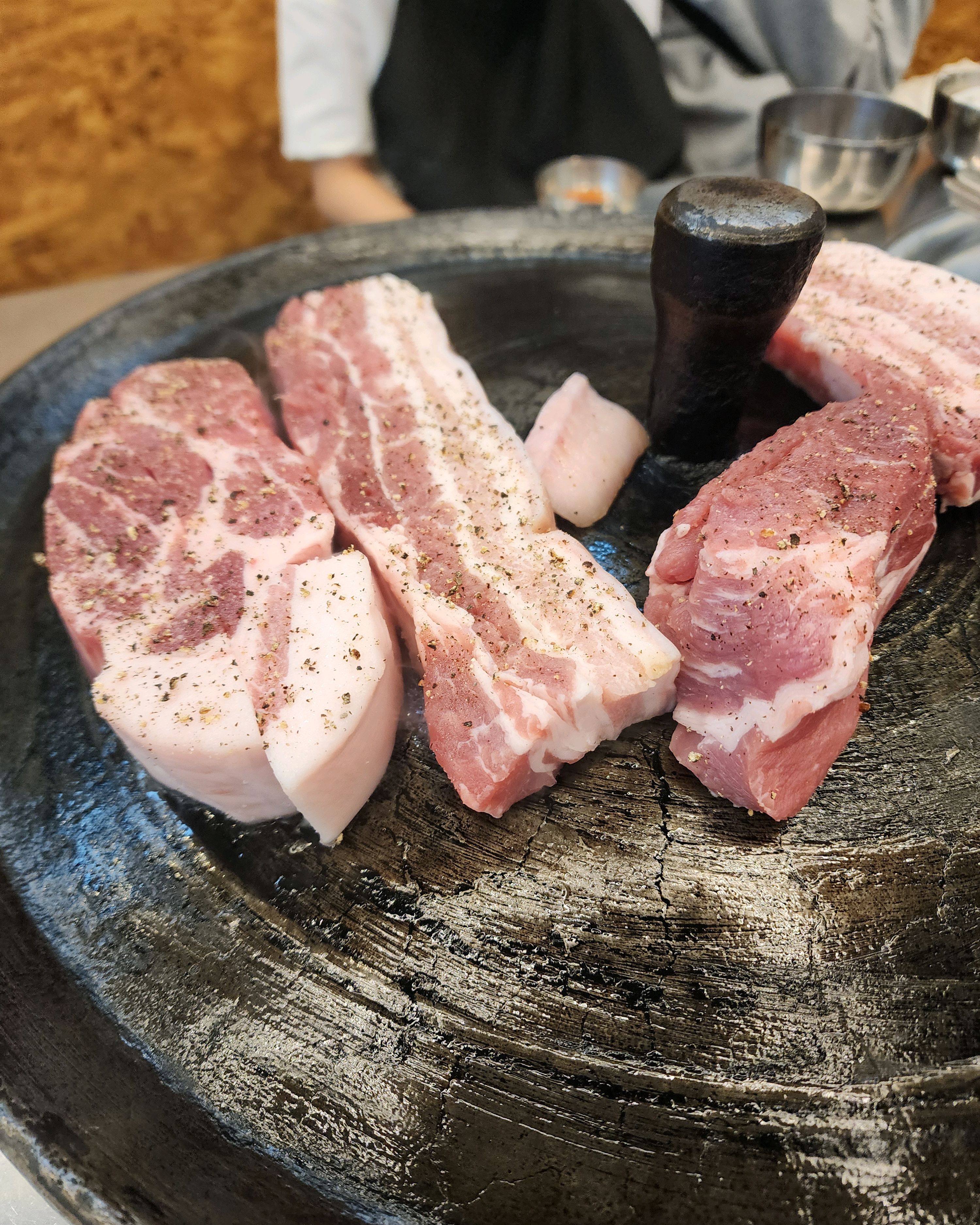 구월동에 위치한 고깃집 '목구멍'은 솥뚜껑에 구워주는 삼겹살로 유명해요~~솥뚜껑의 고온에서