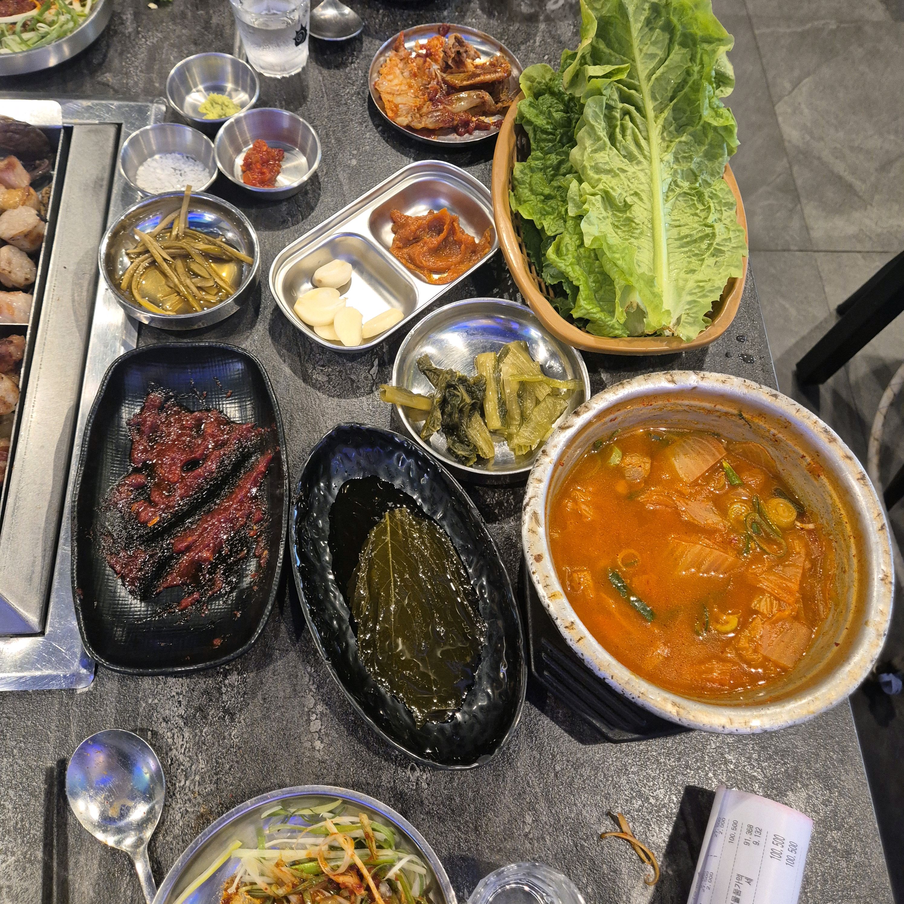 일단 숙소 근처라서 이용했는데 흑돼지 고기 나오기전에 양념게장이랑 흑돼지 김치찌개 주는걸로