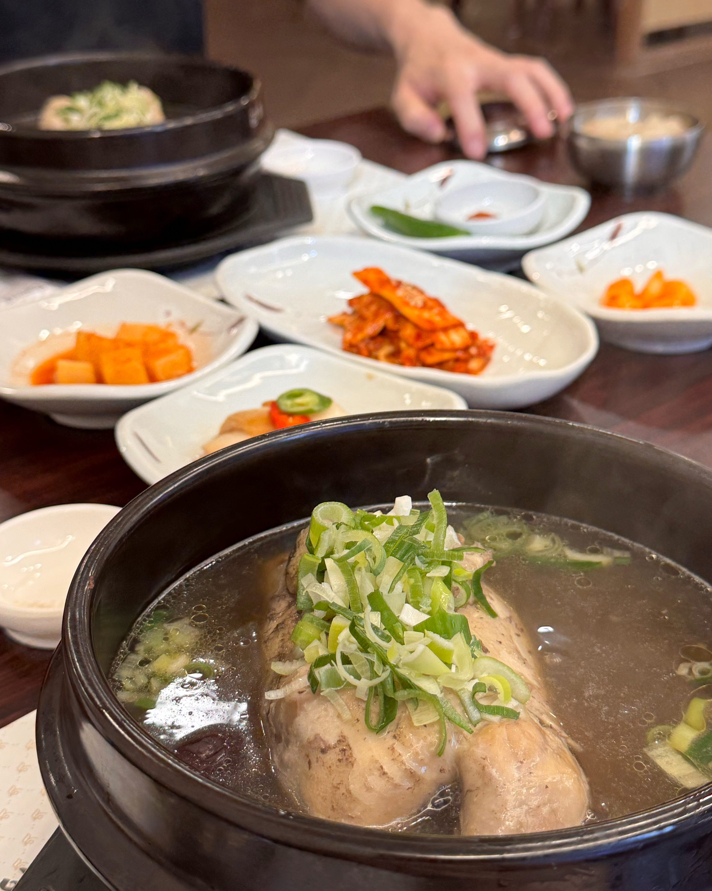 매장 자체가 크고 쾌적합니다. 자리도 널찍하고 테이블 수도 많습니다. 대가족 모임에 진짜 