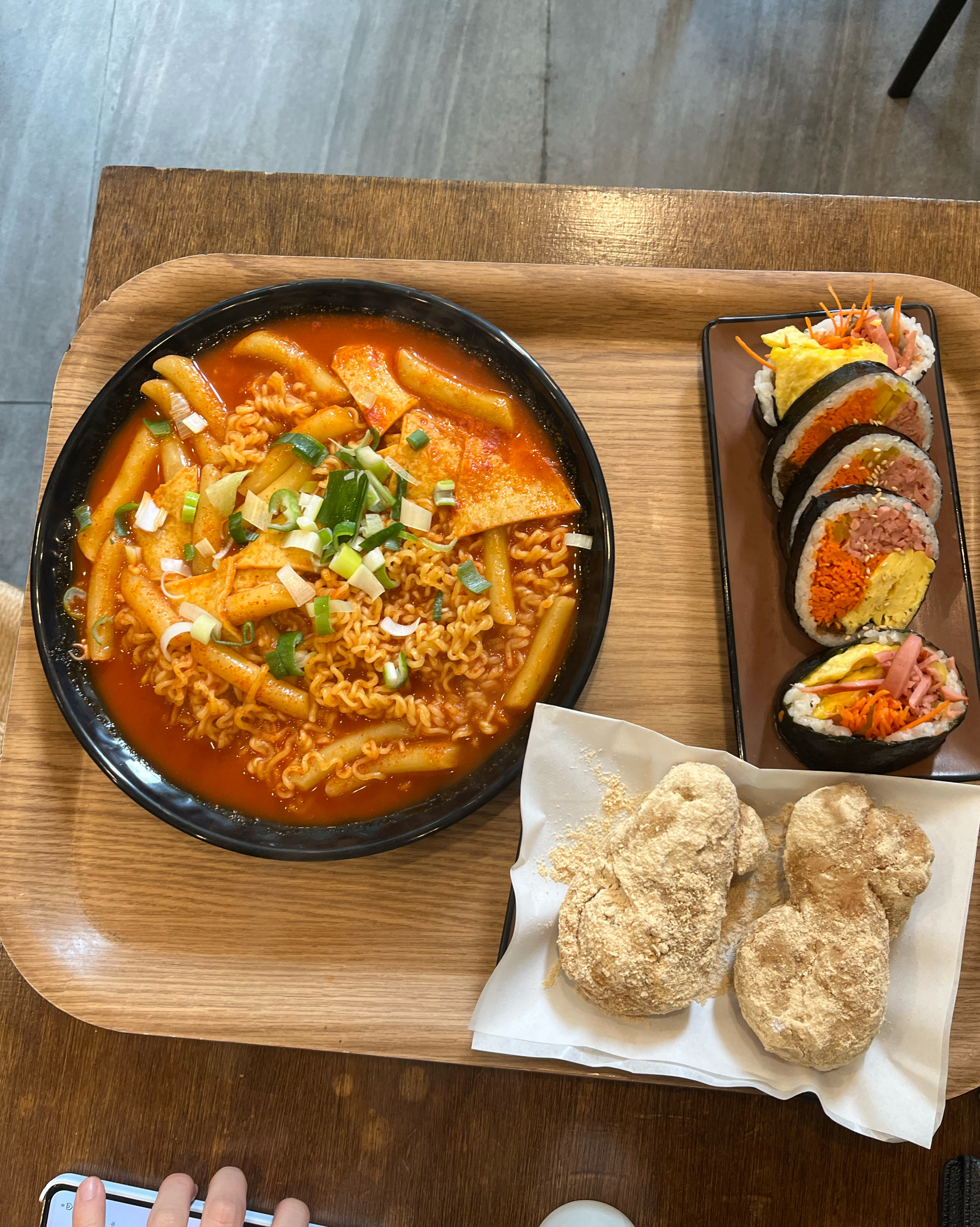 제가 김밥러버라서 근처 김밥집이 생기면 무조건 가봅니다! 이 곳은 제 팔뚝보다 훨 큰 김밥