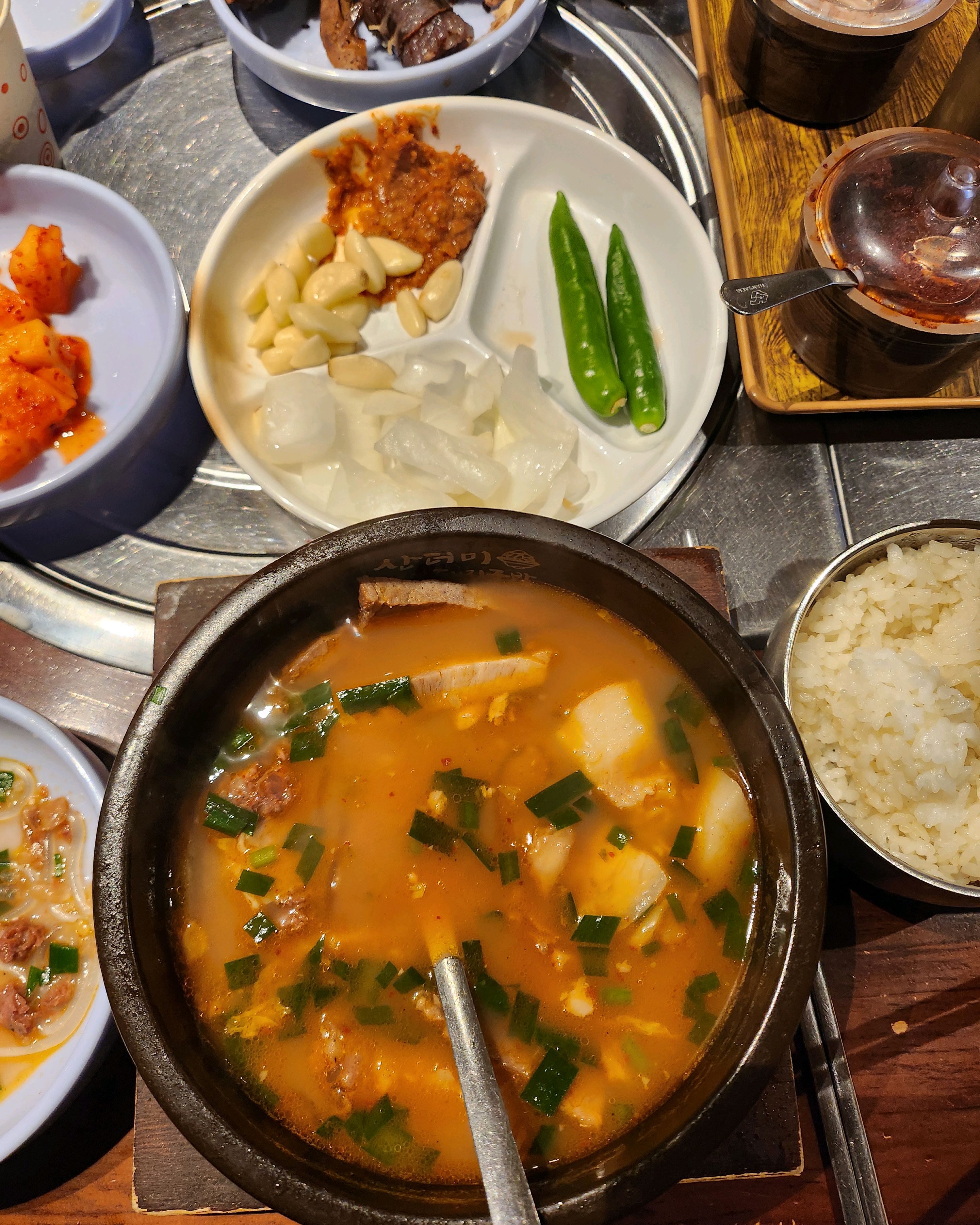 항상줄이서있어서들어와봤더니,,역시,,줄설만한이유가있네요,,,ㅎㅎ - 대구 맛집 산더미 미성돼지국밥