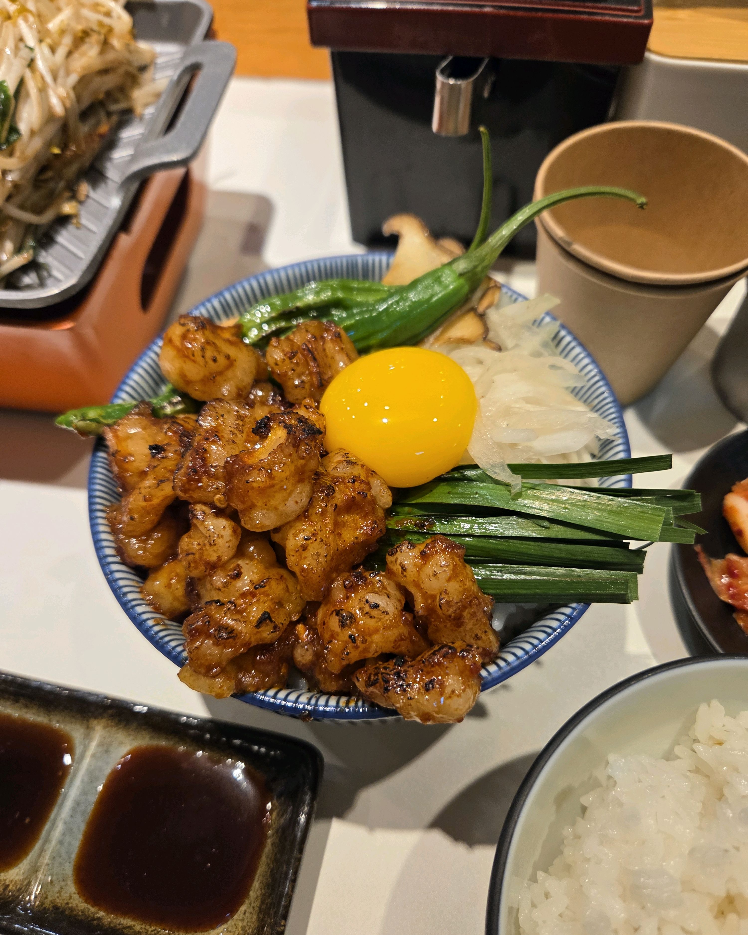 분위기 좋고 깔끔하고 맛있어요 숙주볶음 추가해서 먹었는데 아침 먹으니 안느끼하고 더 맛있었