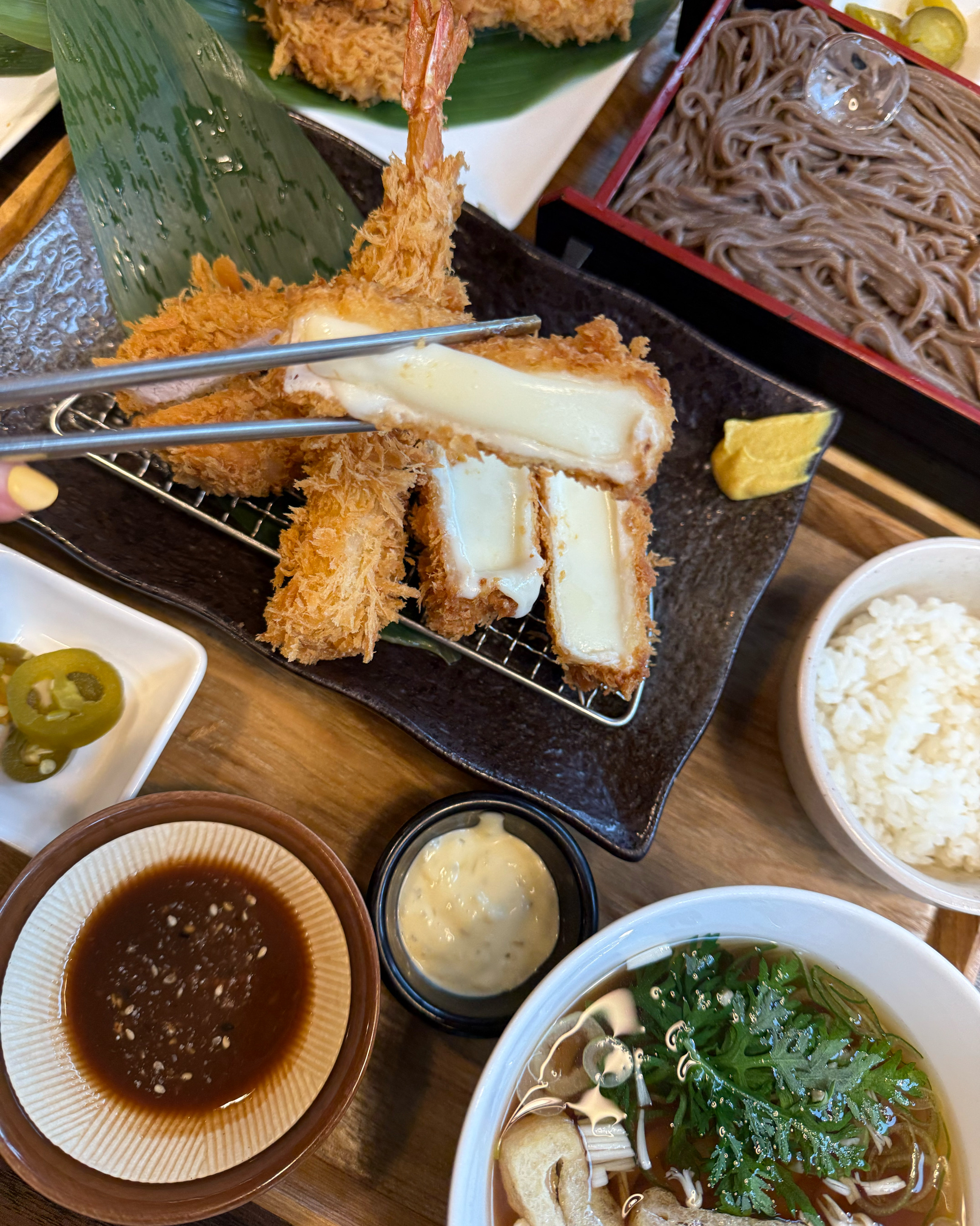 치즈돈까스 치즈 쭉쭉 늘어나고 많이 들어있어서 맛있어요!! 추천합니당🩷 소바도 양 많고 우