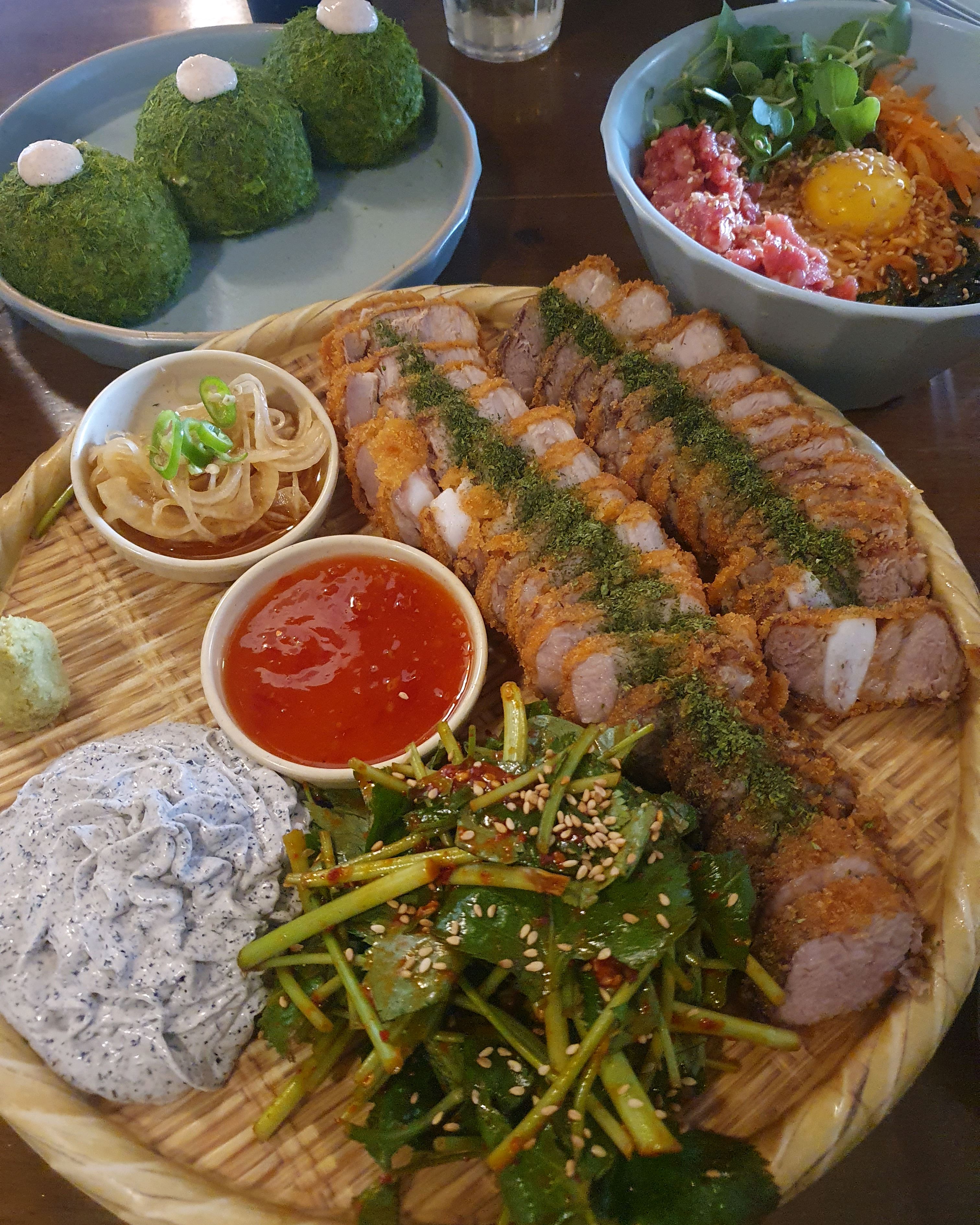 메뉴 퓨전한식인데 보기도 좋고 맛도 좋아요! 분위기도 좋아서 놀러올때 오기 좋습니다! - 대전 맛집 비범