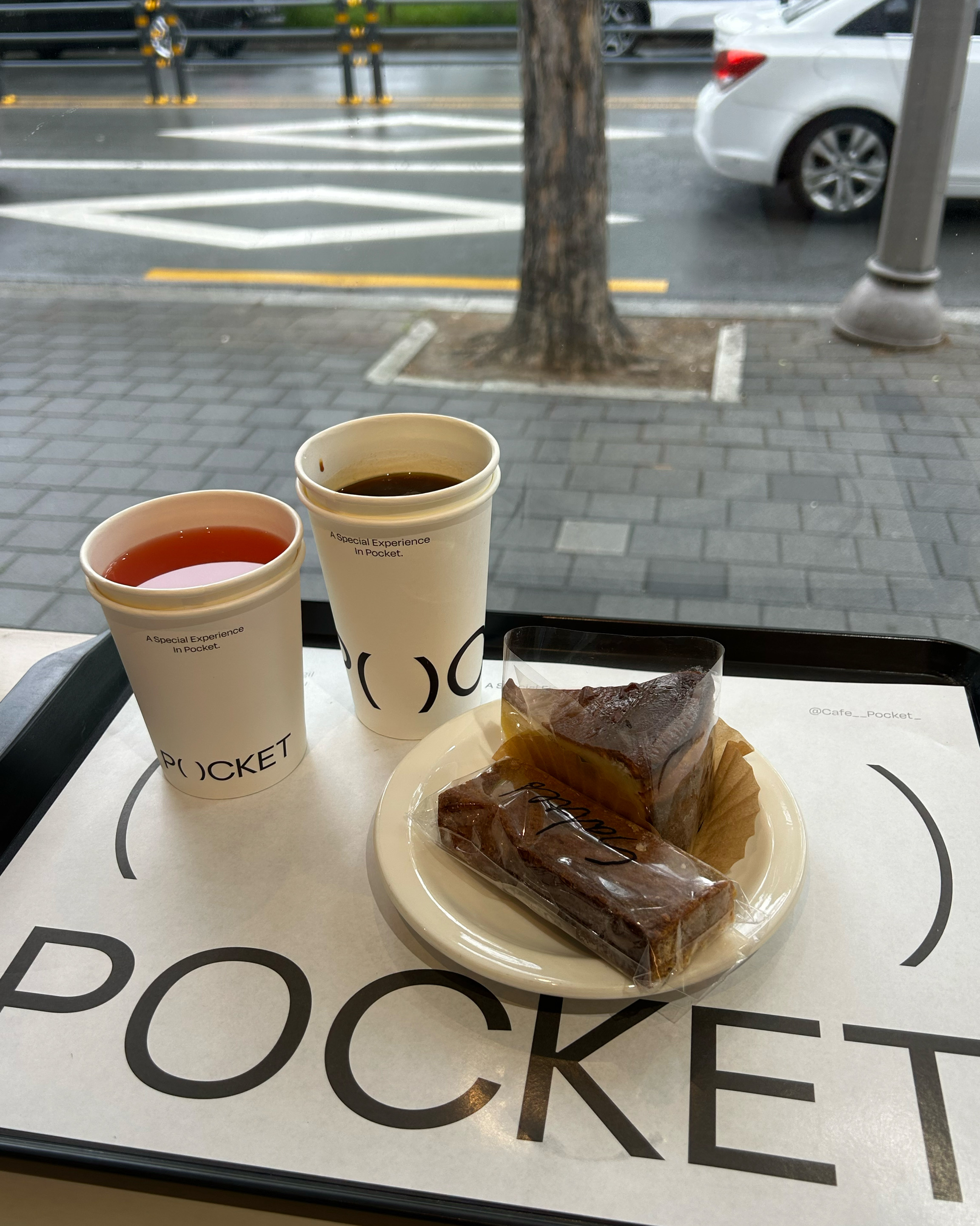 커피랑 차가 너무 맛있고 케이크 디저트도 너무 맛있어요 ~ 비가 안왔으면 뷰가 더 이뻤을거