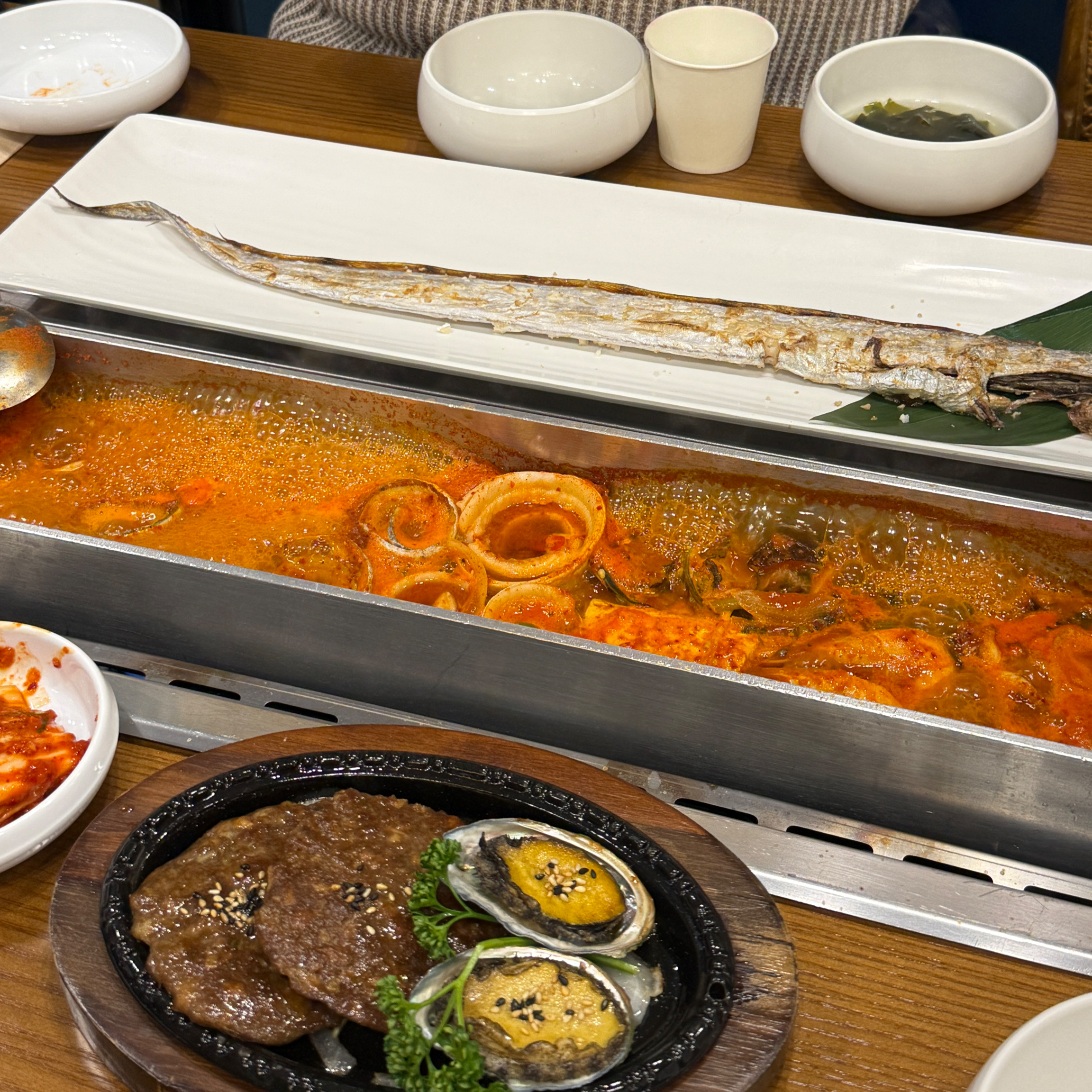 갈치조림이 포를 떠서 말아놓은 형태로 나와서 따로 가시를 바르지 않아도 되서 너무 좋았어요