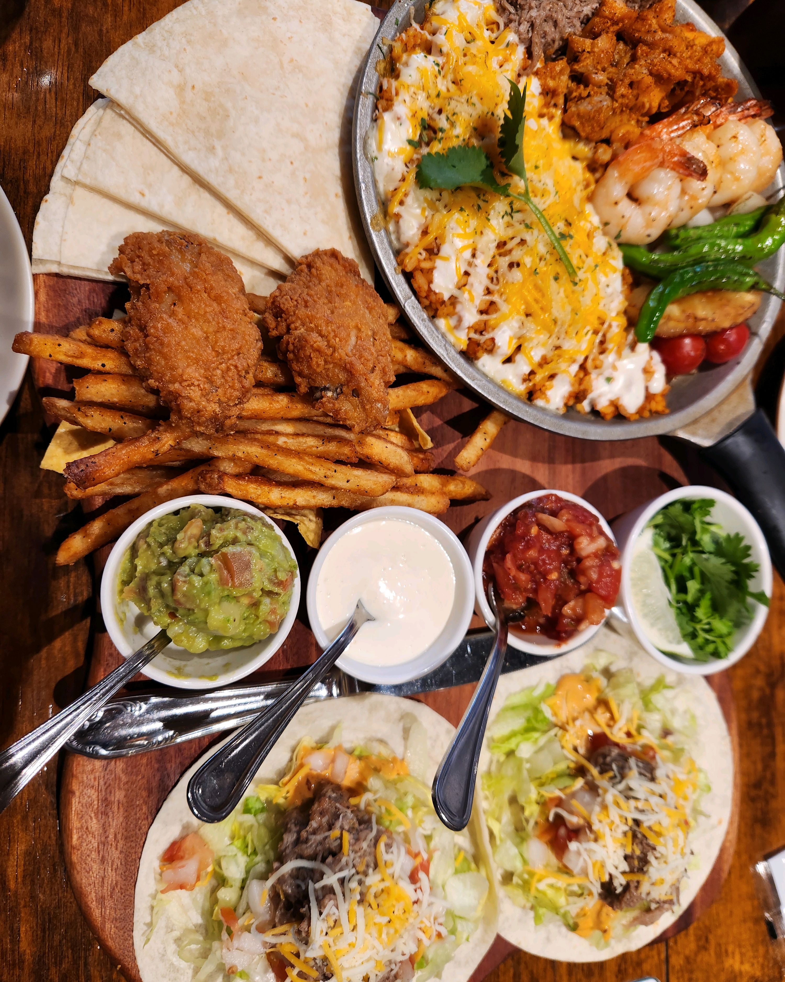 친구랑 같이왔는데 과카몰리가 너무 맛있어요! 다음에 기회가 되면 새우타코도 먹고싶어요~ - 성수 맛집 갓잇 서울숲점