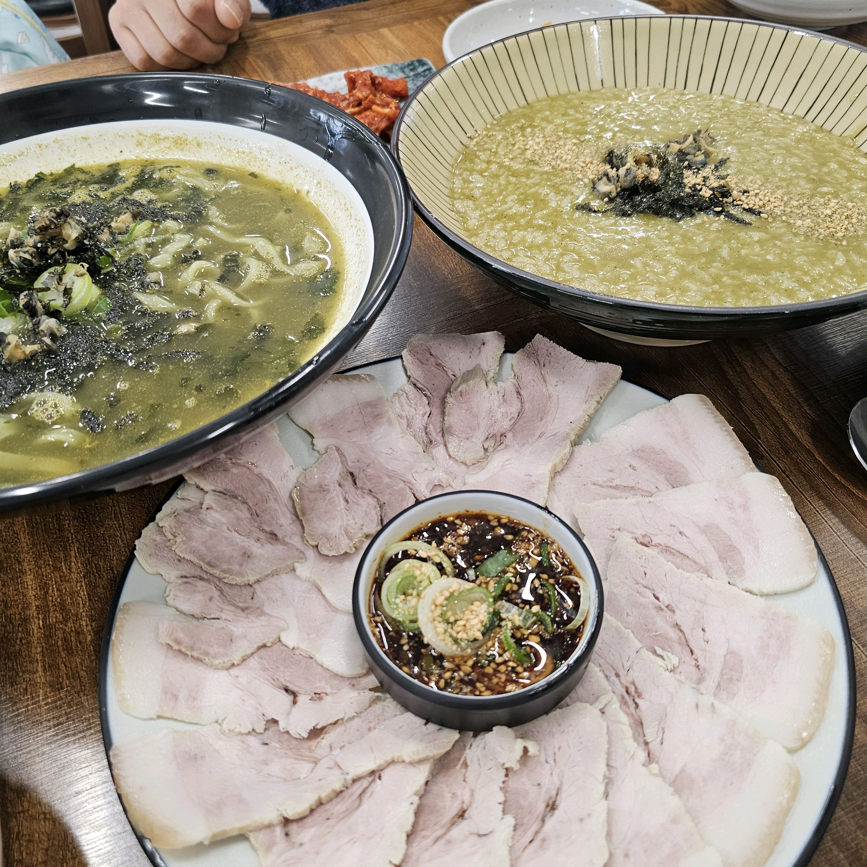 제주도 여행에서 첫 식사로 웅이네 칼국수에서 시작했는데 보말이 들어간 칼국수와 죽까지 너무