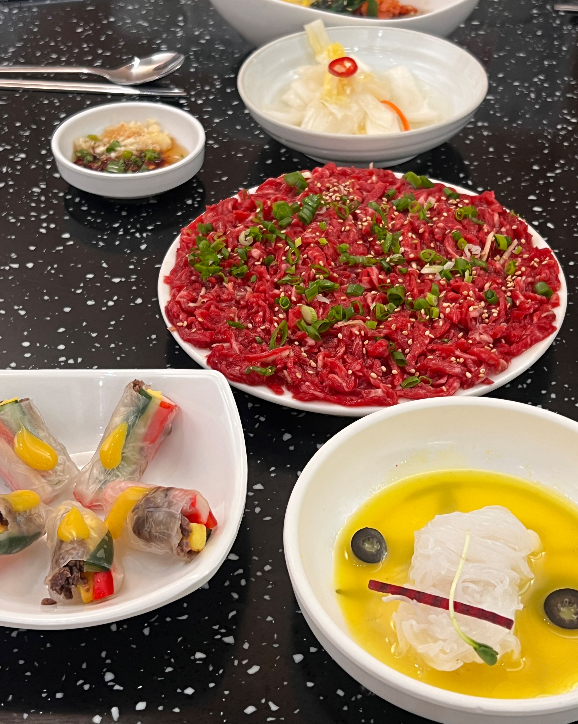 두말않겠슴당! 유명하고 맛있는 이유가있어요 뭉티기 육회 그냥 겁나맛있고 저는 특히 뭉티기