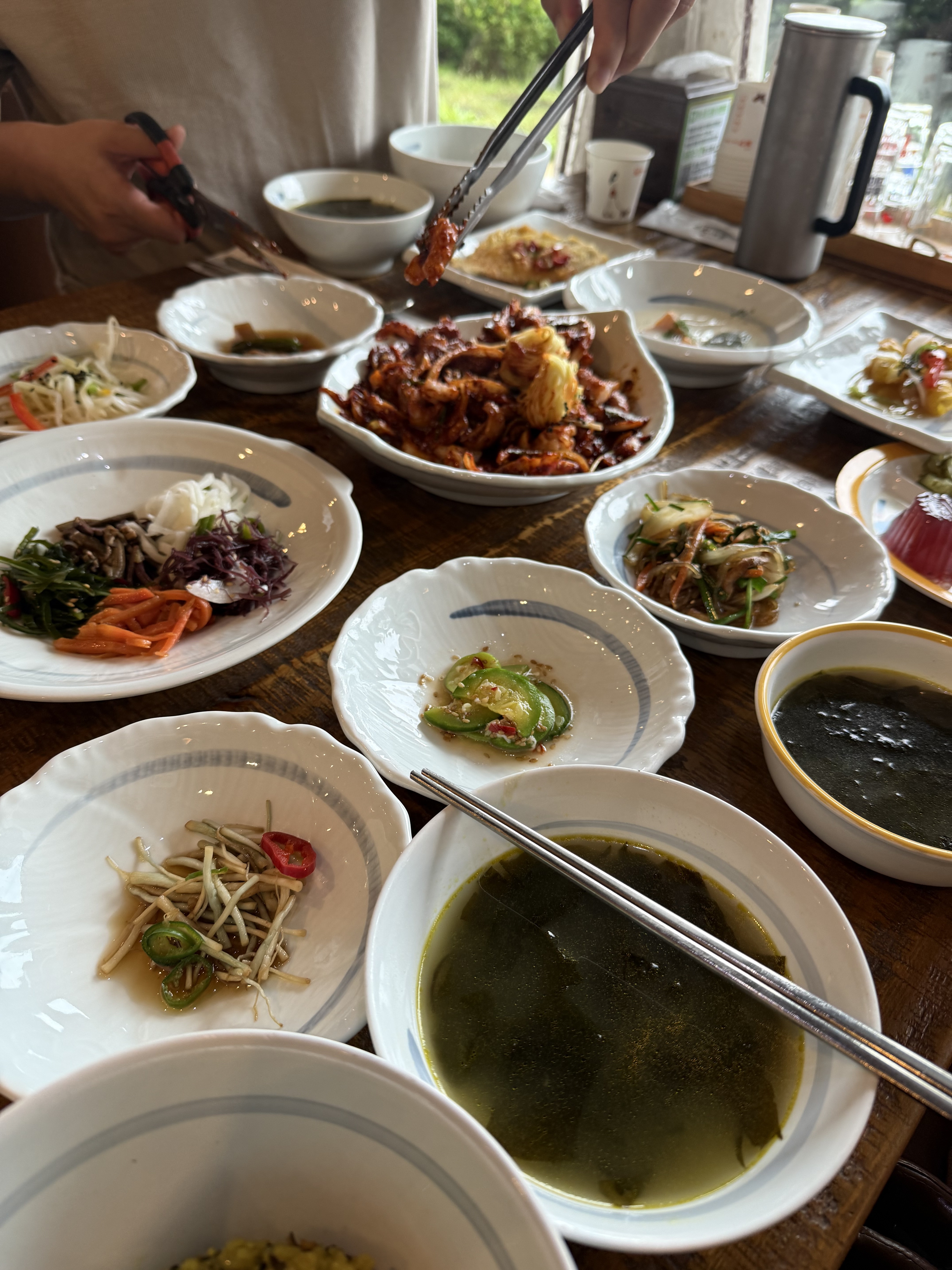 아이와 함께가서 먹을게 없으면 어쩌나 했는데 참치주먹밥 시키니 이렇게 젤리도 같이 나오네요
