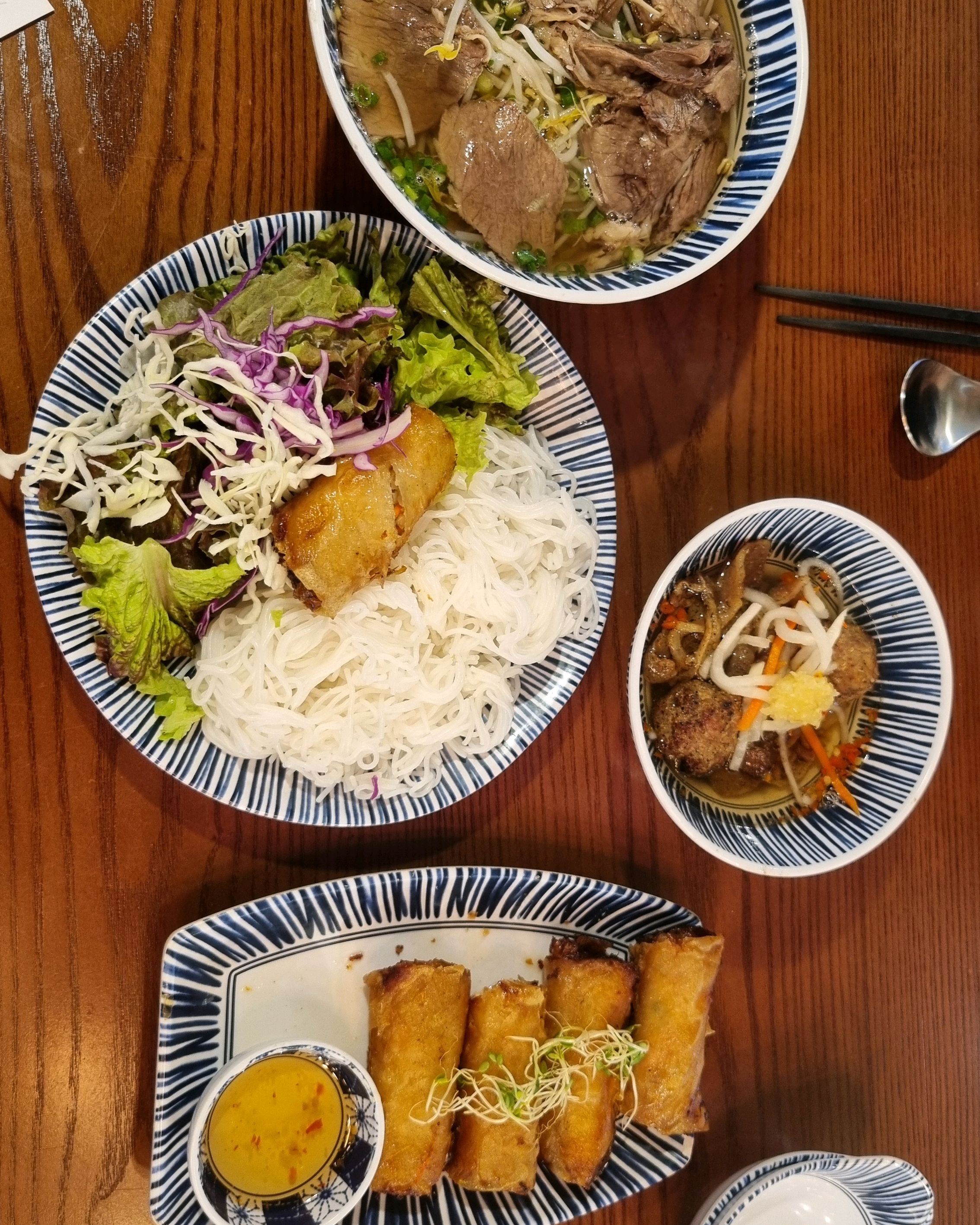 비오는 날 따뜻한 쌀국수 너무 좋아요. 2인 세트 시켰는데 양도 적당하네요. 인테리어도 예