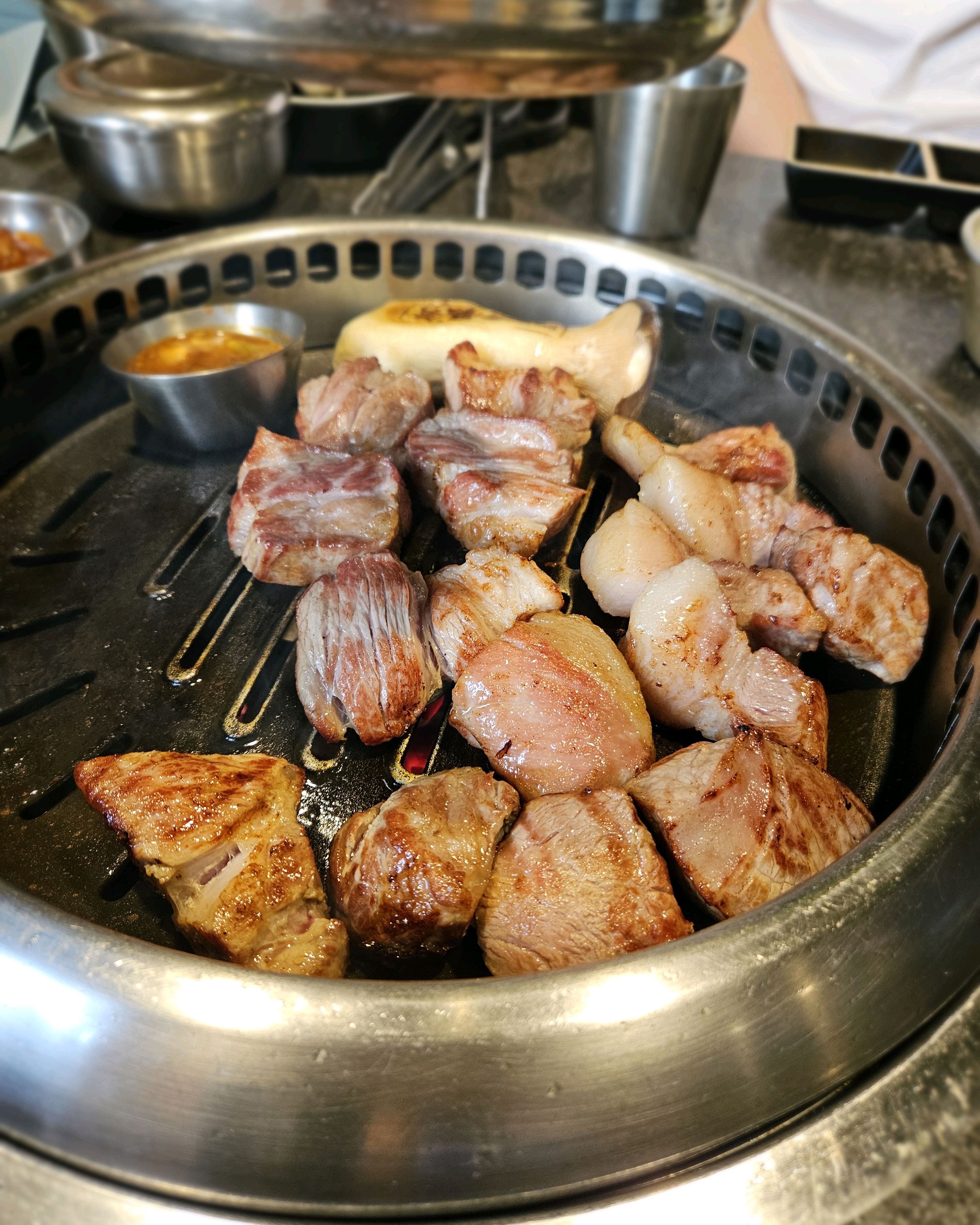 직접 다 구워주시고 고기도 너무너무 부드러워요!! 맛있게 잘먹고갑니다!!! - 제주 맛집 돌담흑돼지 중문점